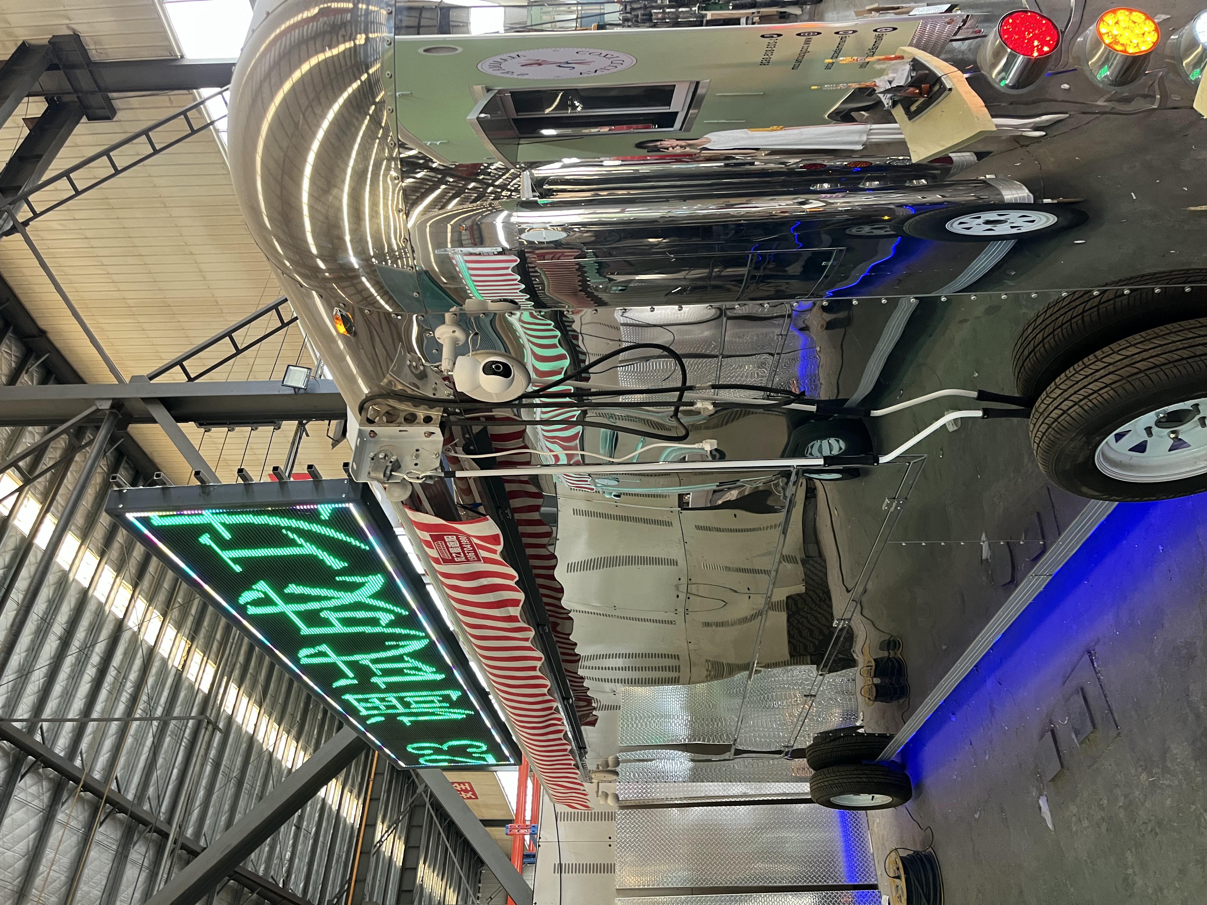 Mirror art food carts, paired with cool light signs, lead the new trend of street vending