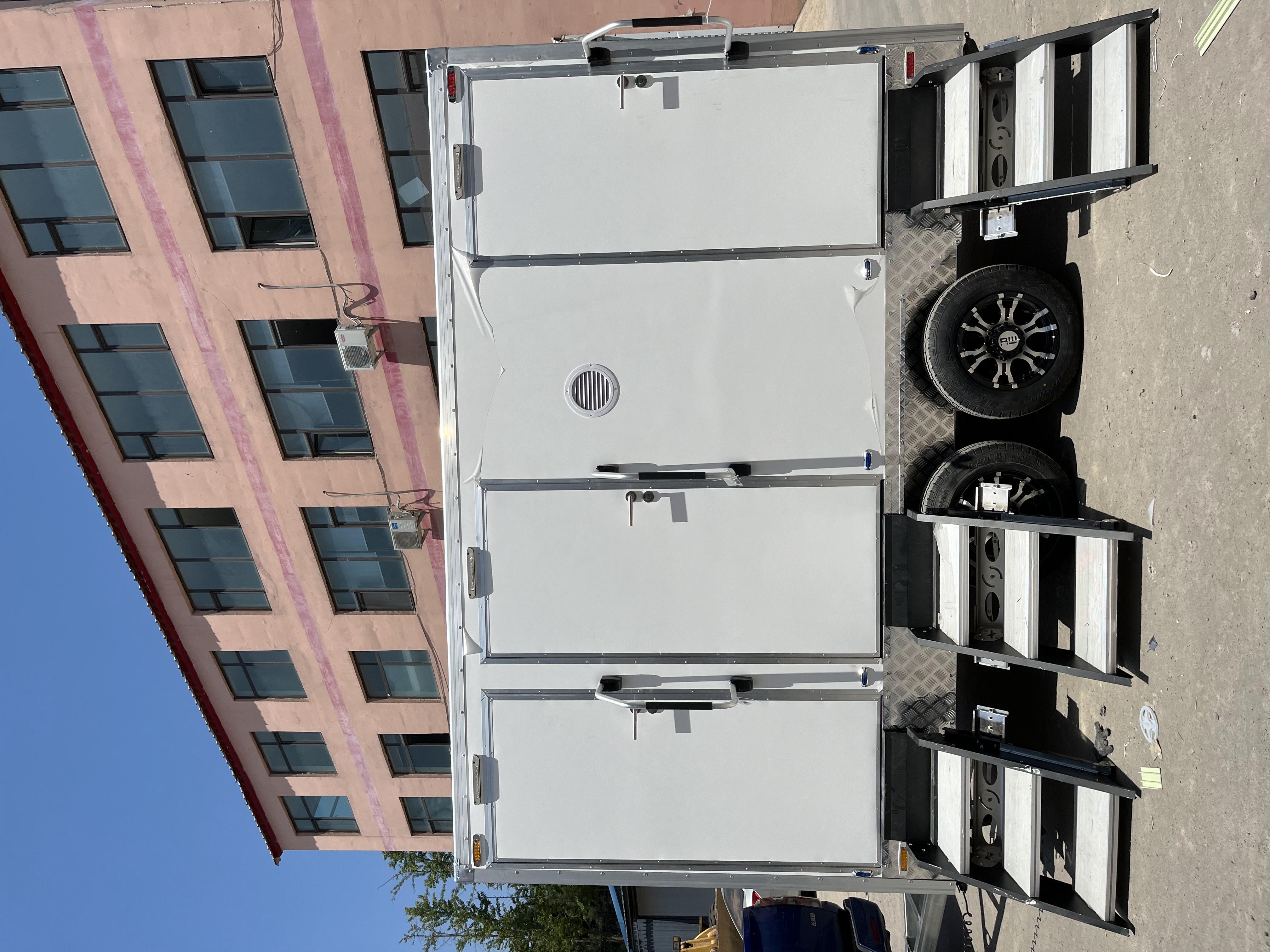 Three mobile toilet trailers, lightweight towing design, scenic area and park emergency bathroom vehicles with independent squatting positions and ventilation systems
