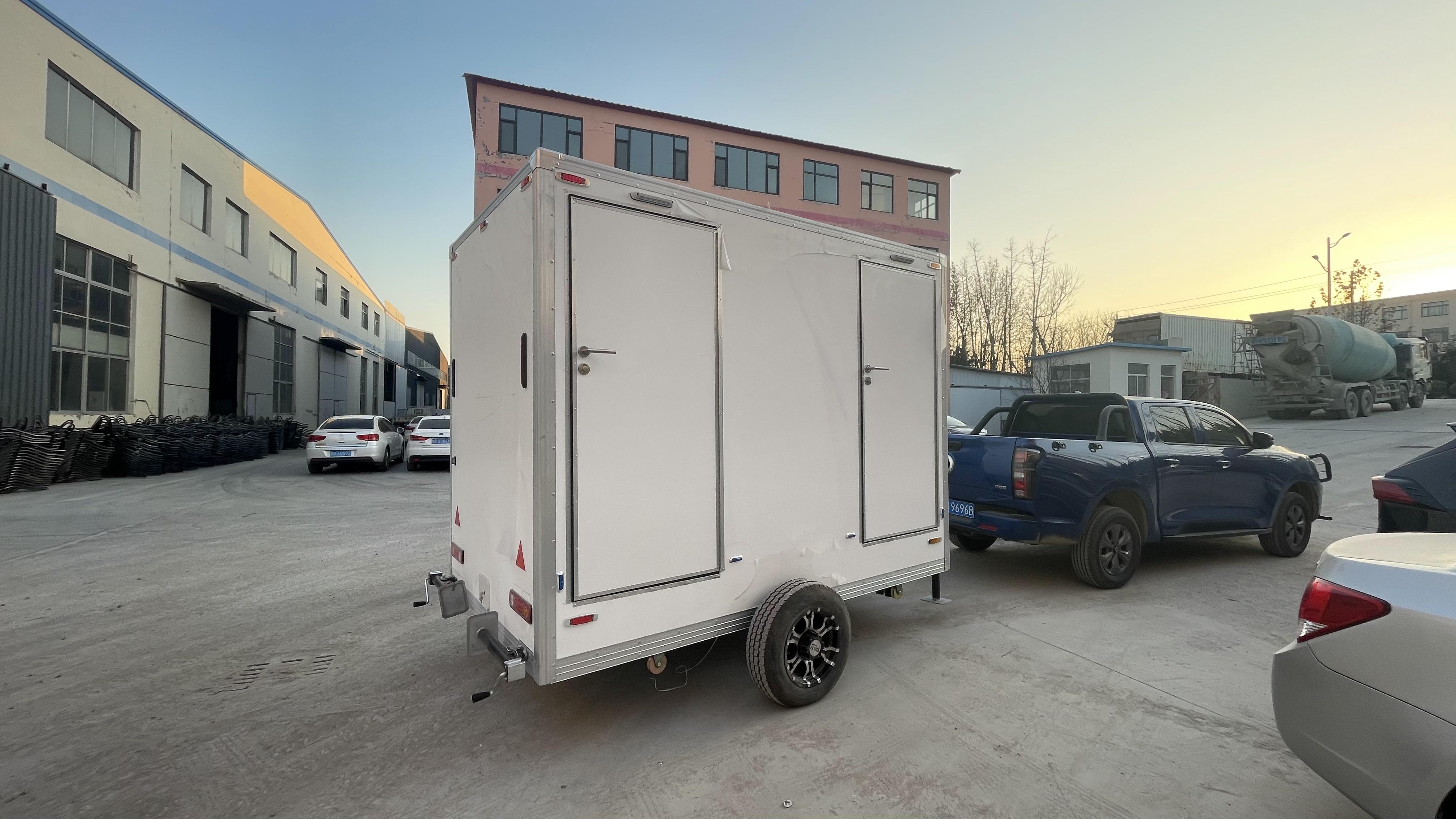 Mobile dual-bathroom independent trailer: Two partitioned toilets + ventilation system, providing dual protection of privacy and hygiene