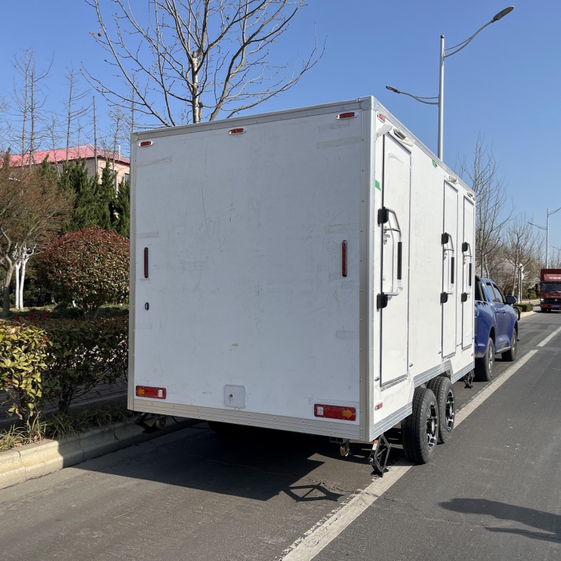 White portable trailer-mounted mobile toilet | Clean appearance · Flexible movement · Use immediately after stopping