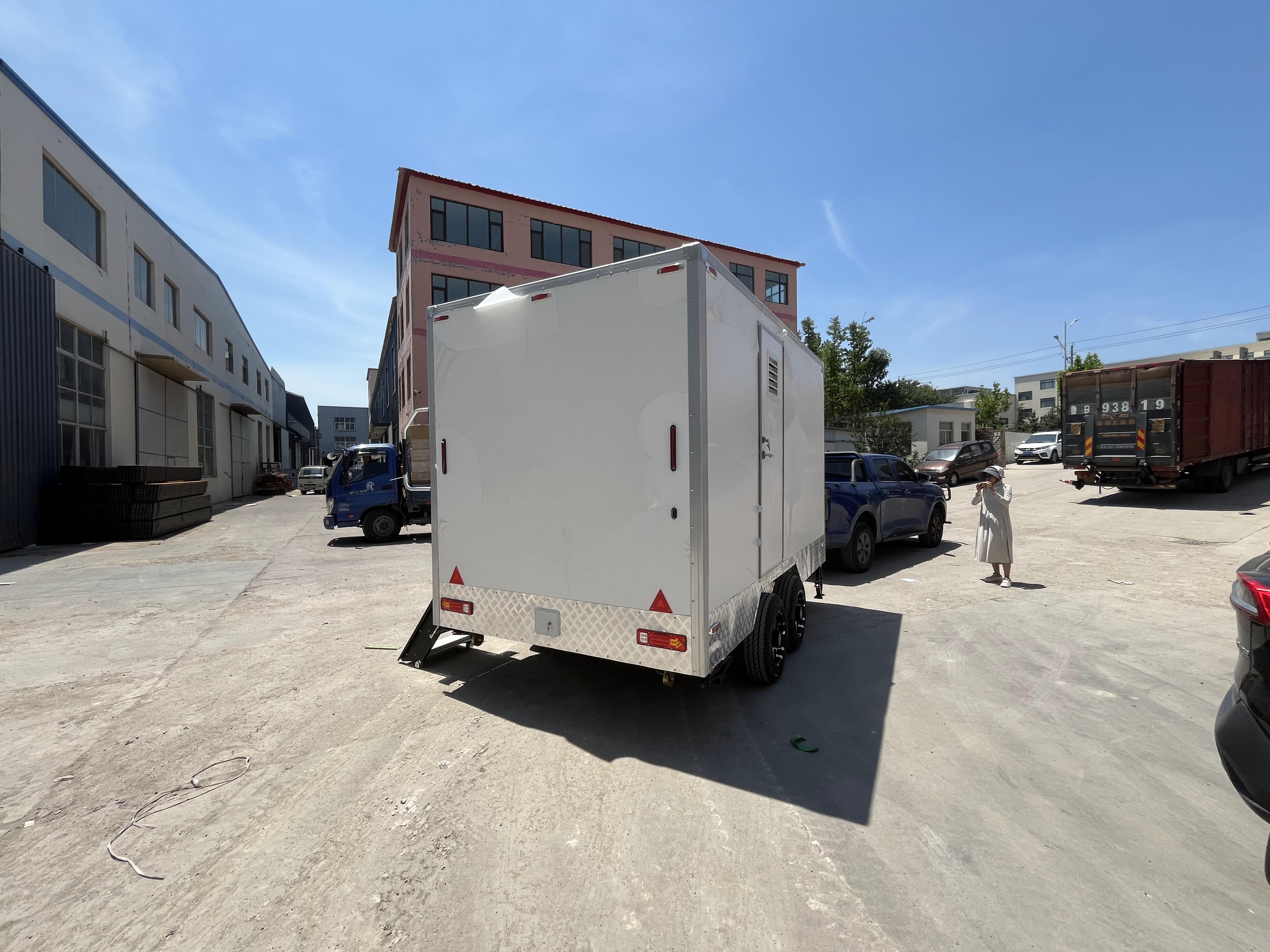 Three mobile toilet trailers, lightweight towing design, scenic area and park emergency bathroom vehicles with independent squatting positions and ventilation systems