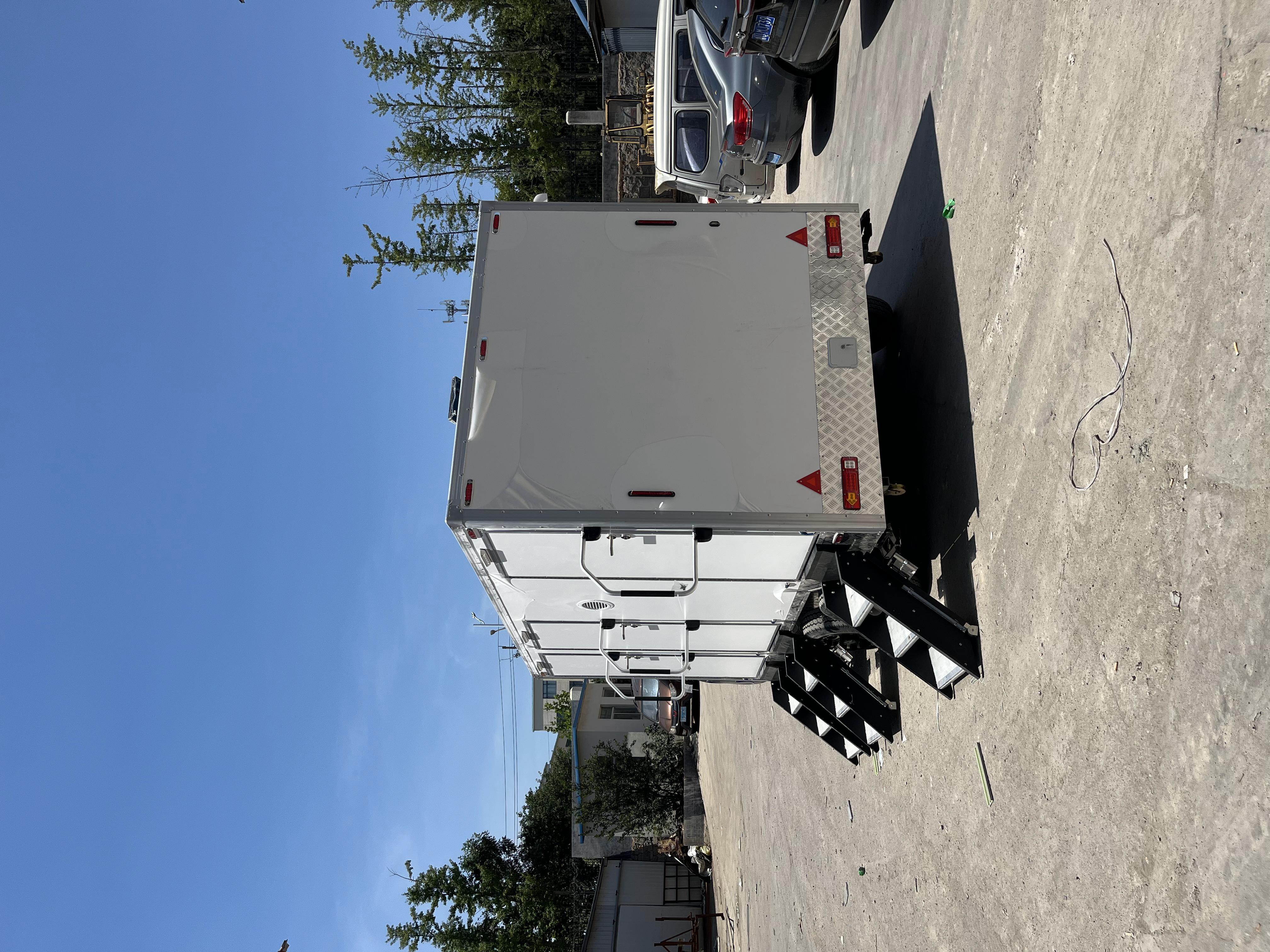 Three mobile toilet trailers, lightweight towing design, scenic area and park emergency bathroom vehicles with independent squatting positions and ventilation systems
