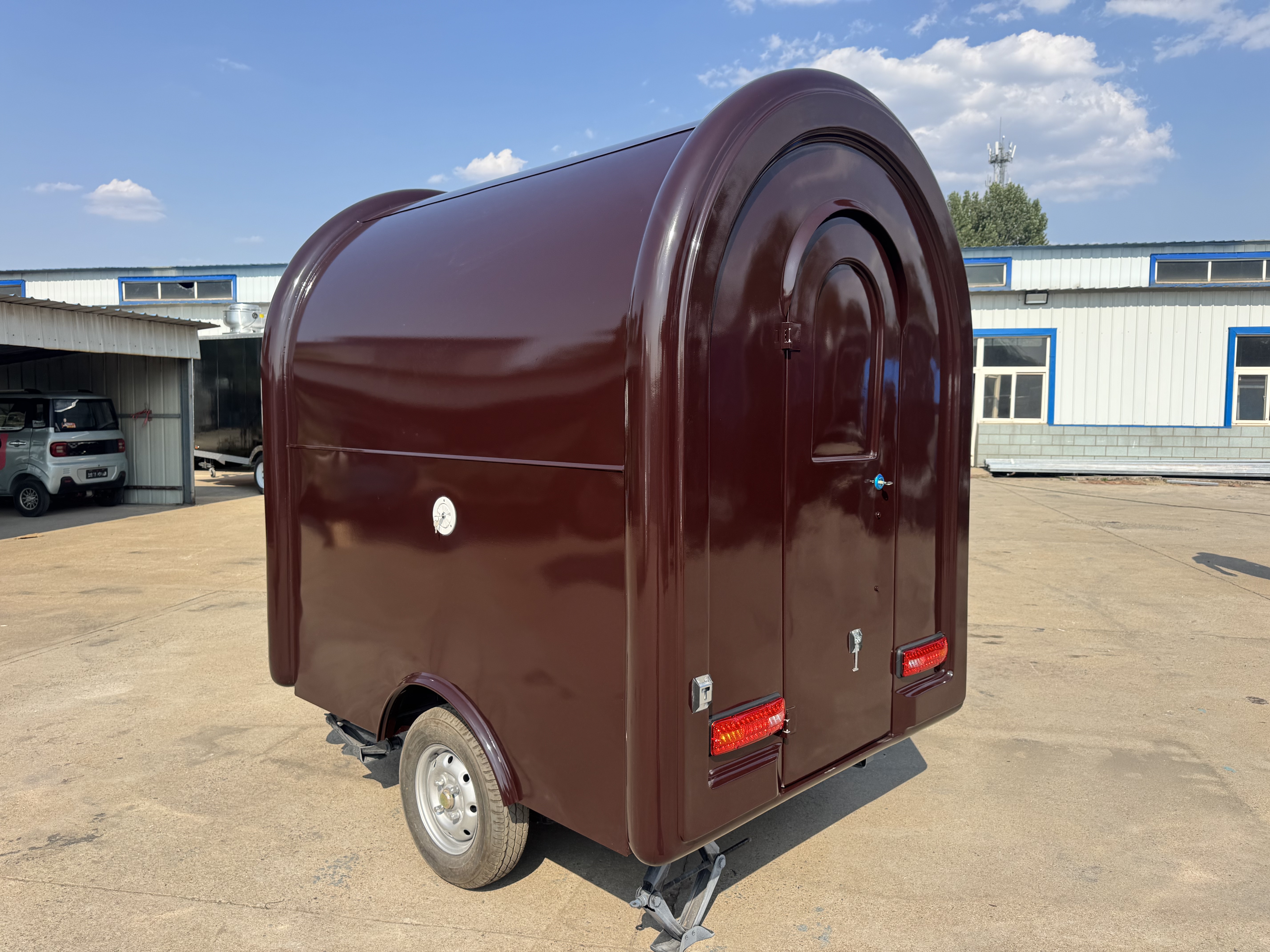 The retro-style coffee-colored food cart easily creates a distinctive mobile store