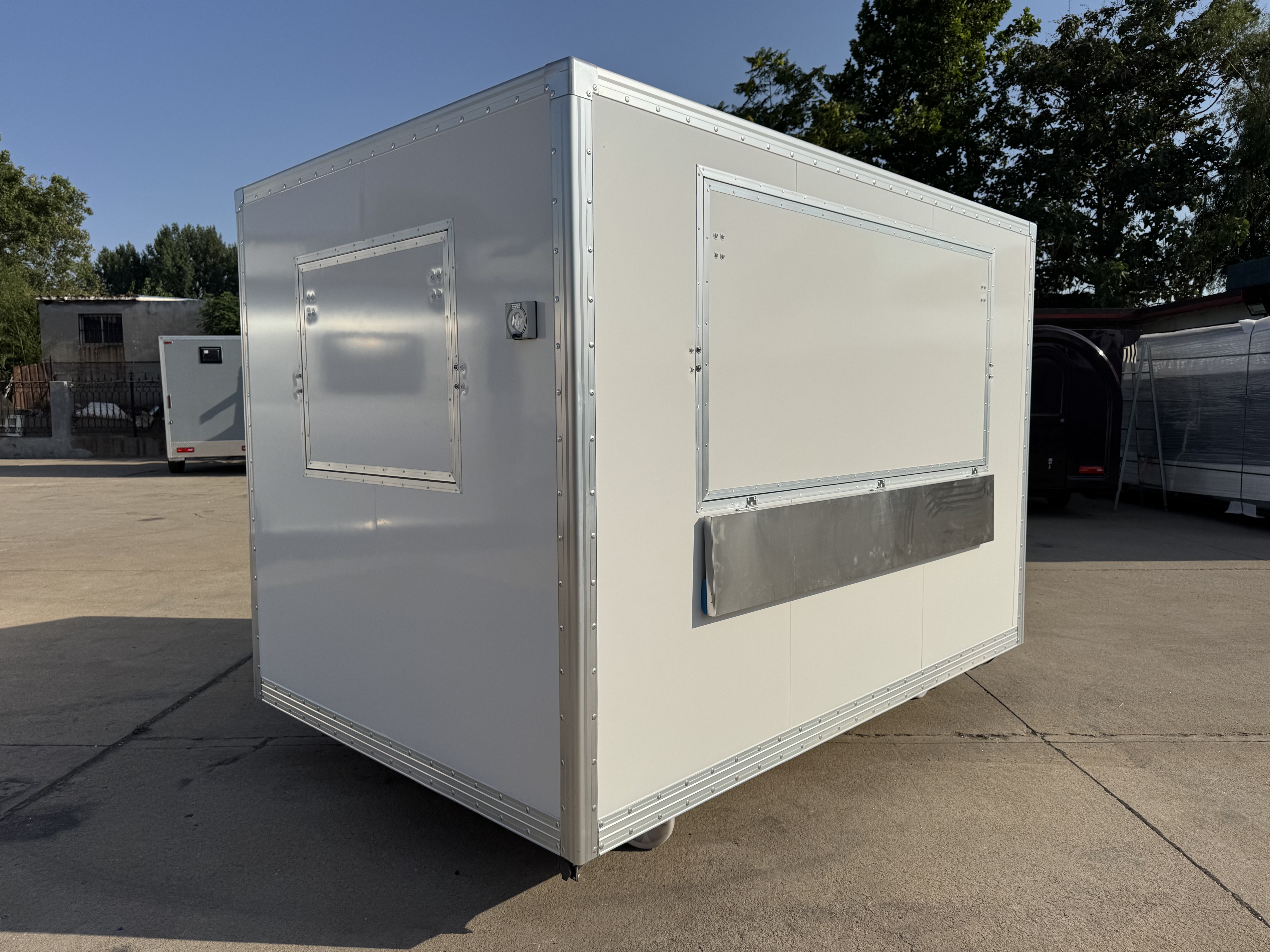 Square portable portable food truck