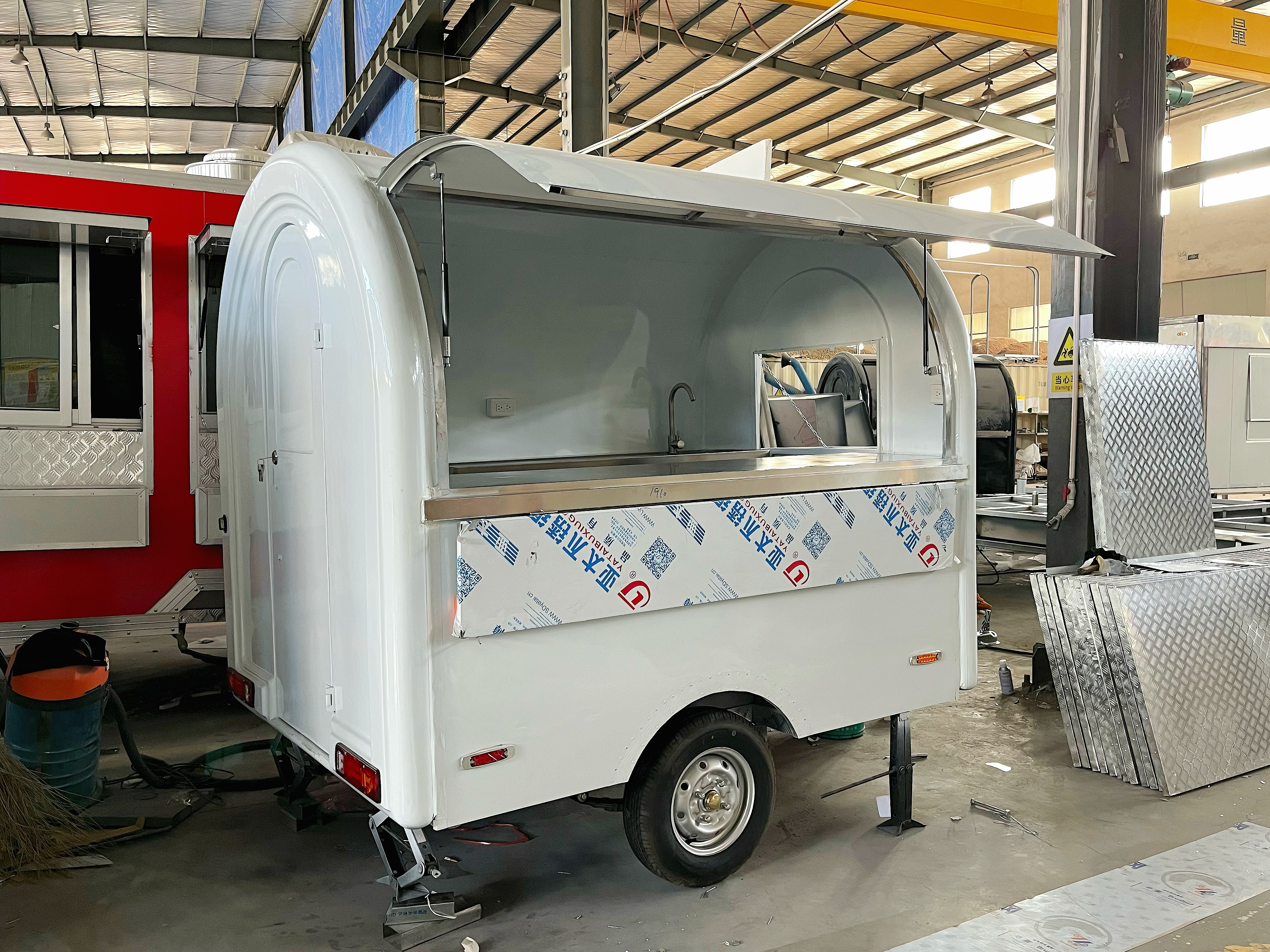 The "Instagram-style white circular food truck" is a popular mobile trailer for check-ins. With a retro design and a waterproof body, it is a must-have for attracting visitors to scenic spots and markets