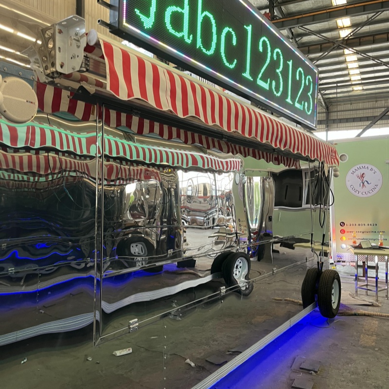 Mirror art food carts, paired with cool light signs, lead the new trend of street vending