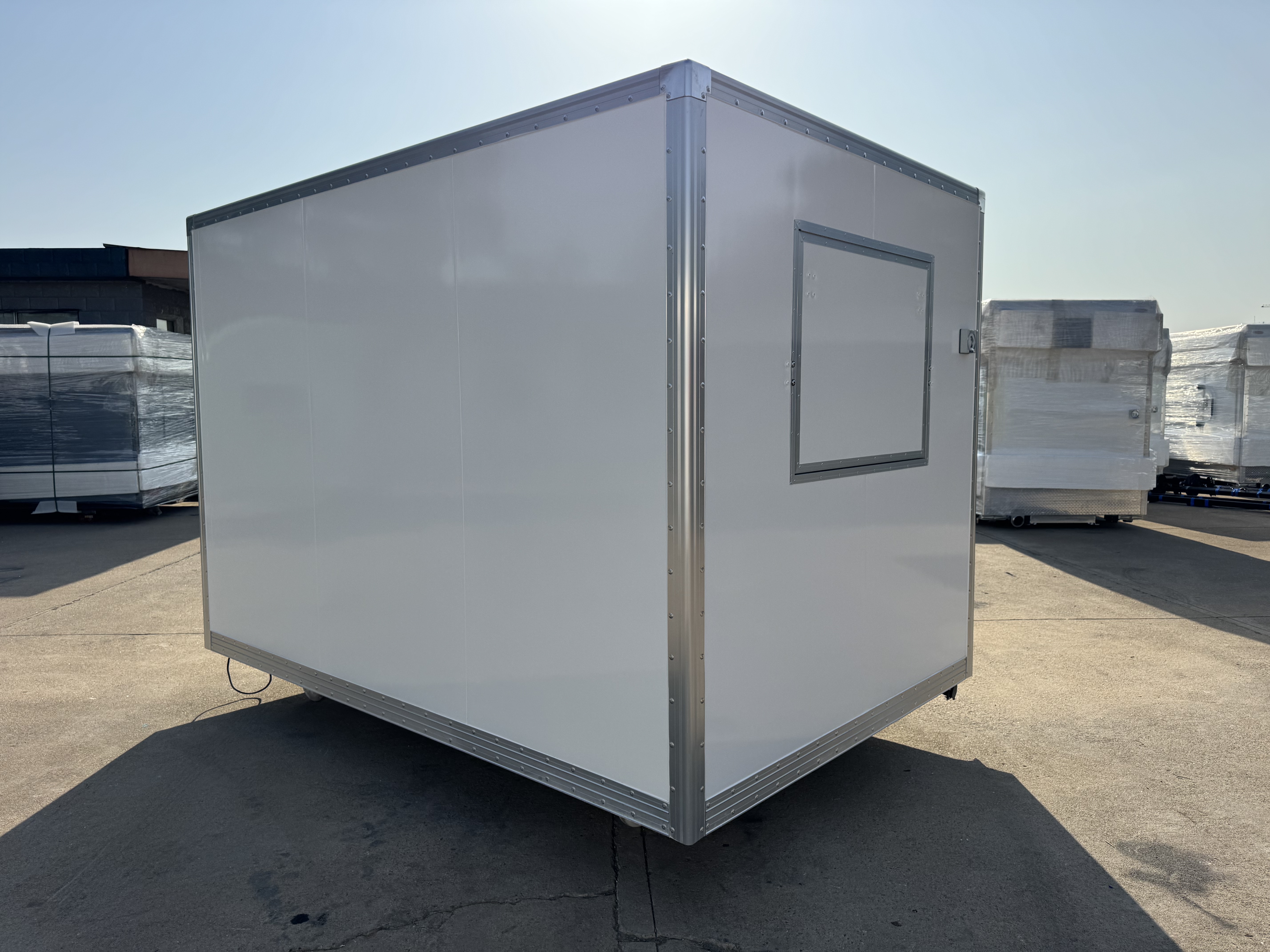 Square portable portable food truck