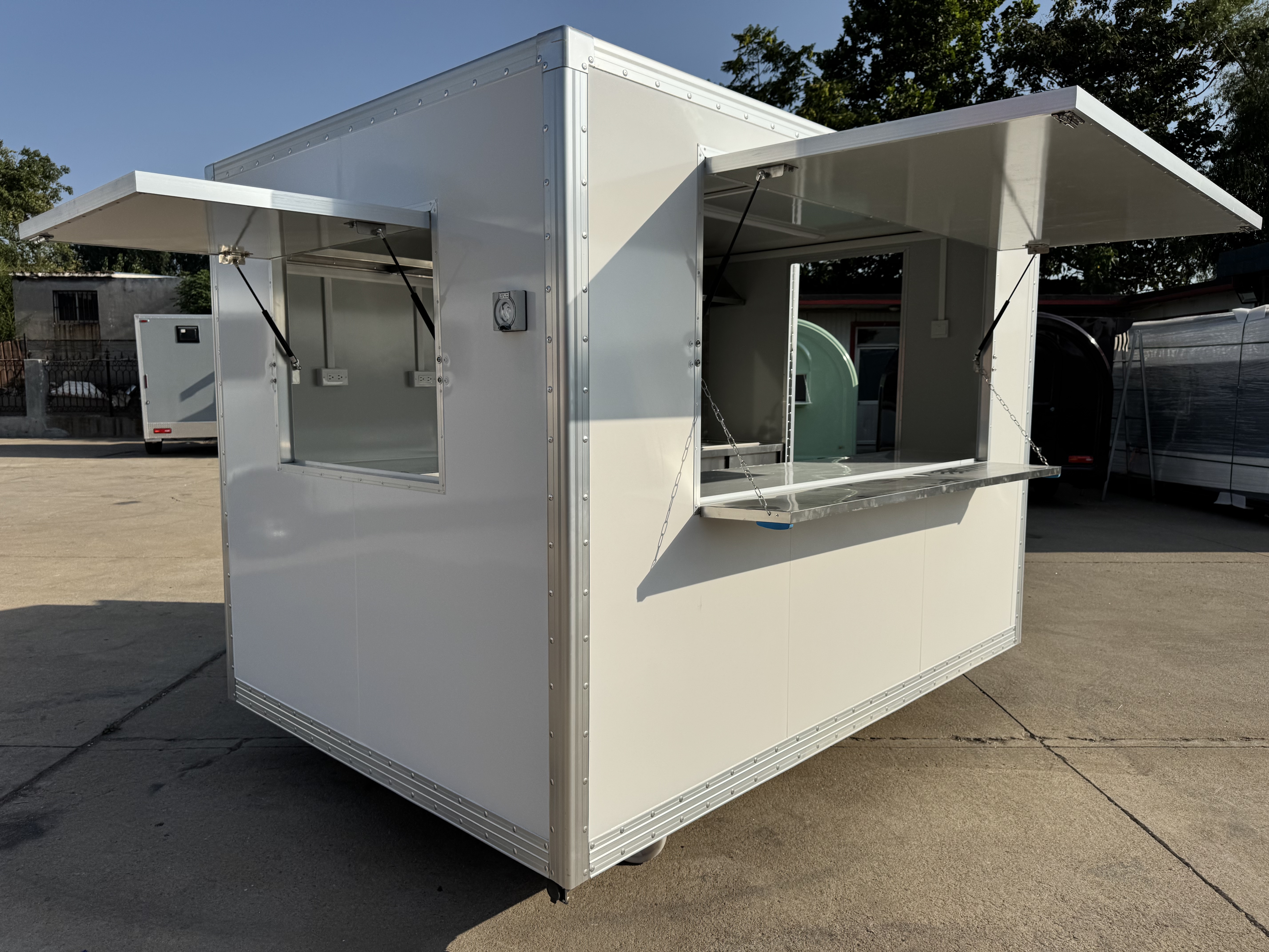 Square portable portable food truck