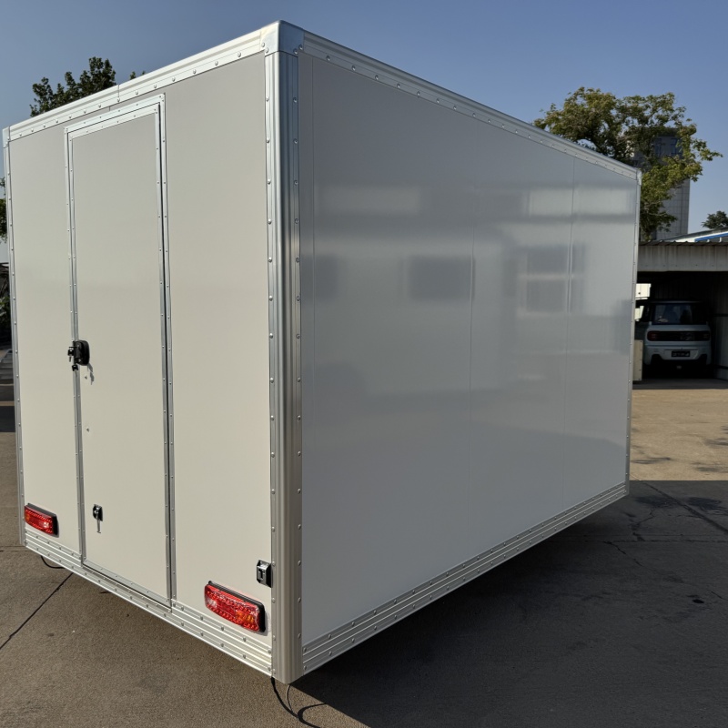 Square portable portable food truck