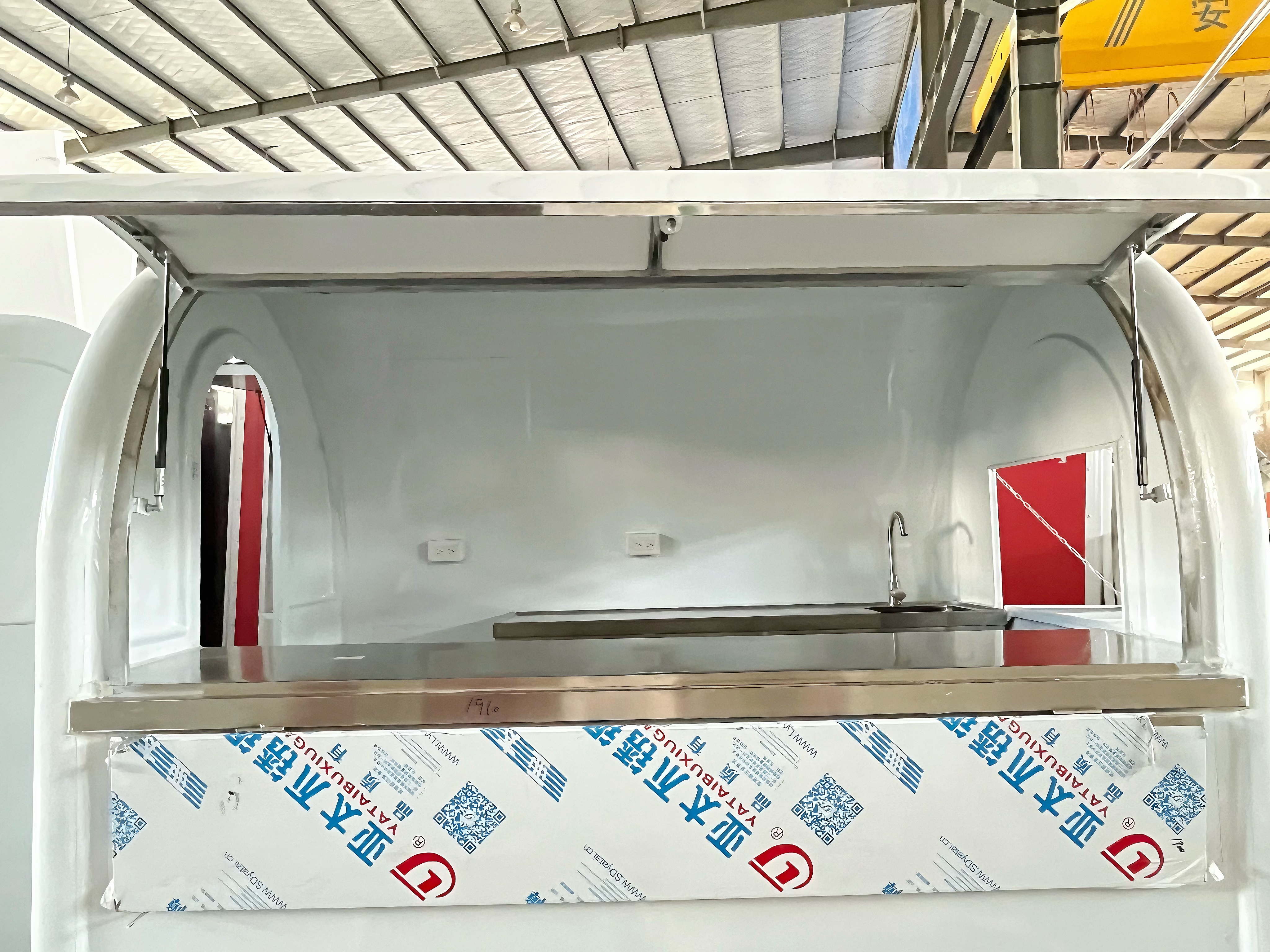 The "Instagram-style white circular food truck" is a popular mobile trailer for check-ins. With a retro design and a waterproof body, it is a must-have for attracting visitors to scenic spots and markets