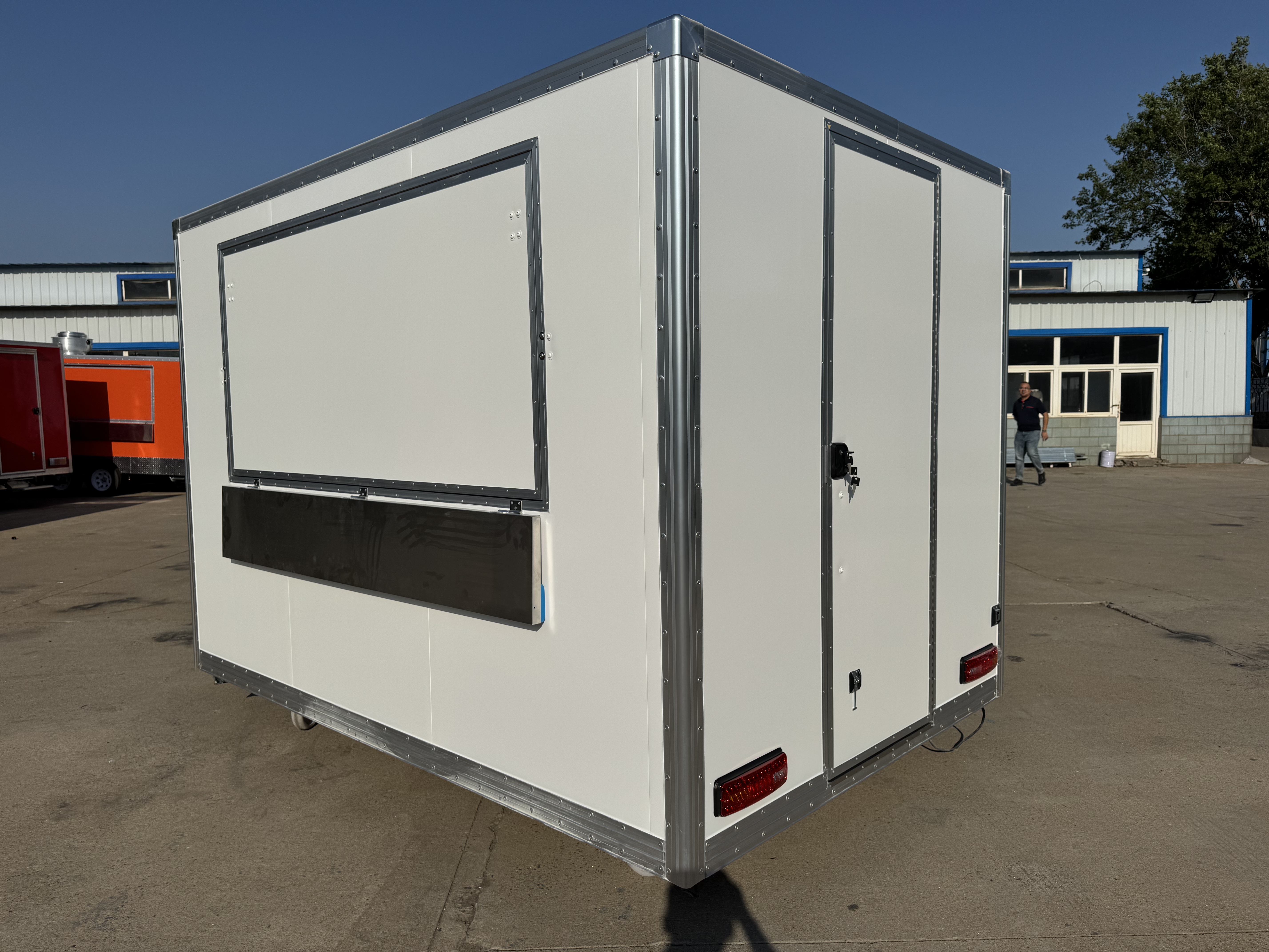 Square portable portable food truck