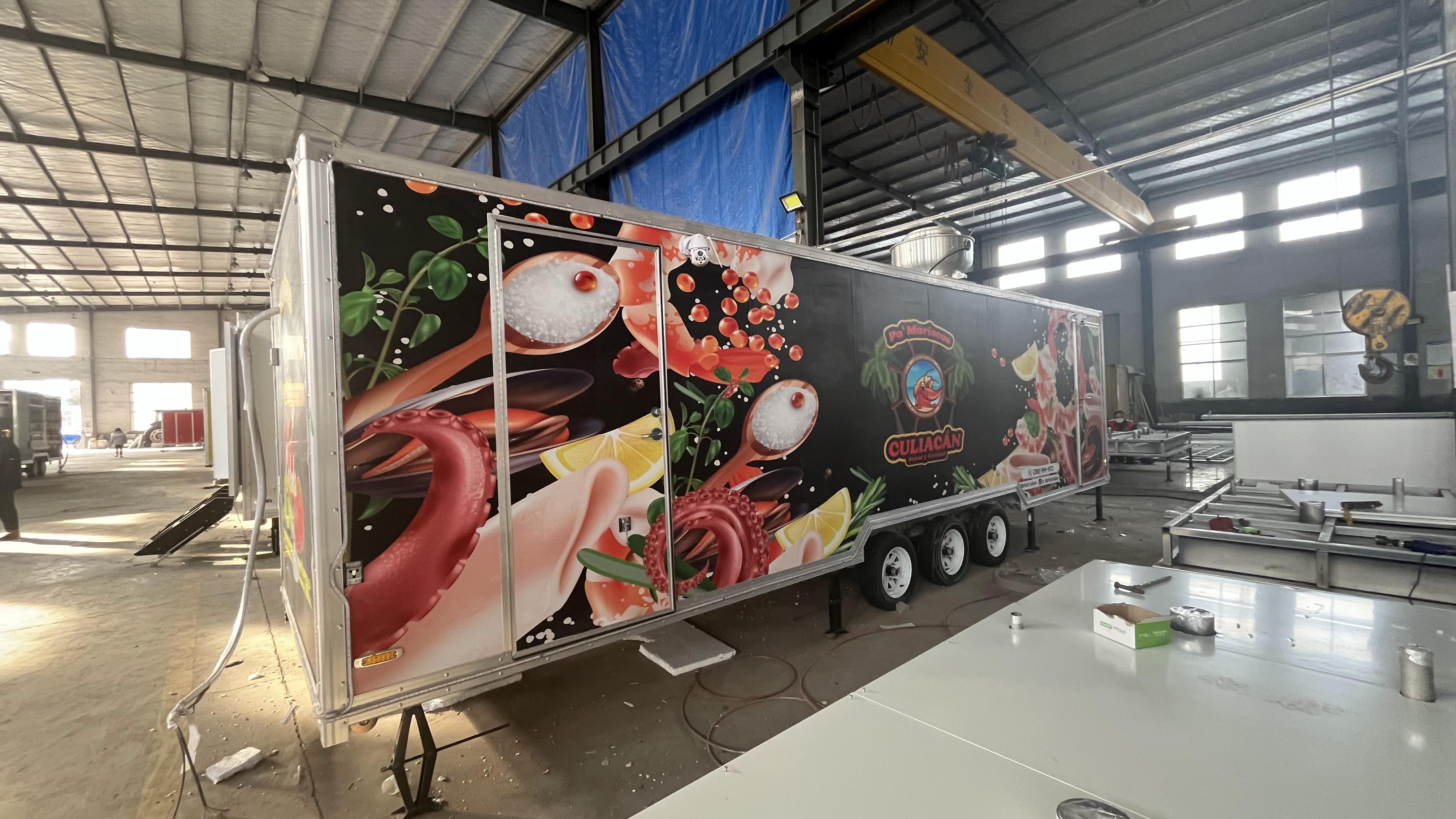 Instagram-style sticker food truck, a mobile dining bar that is a popular check-in item for milk tea and coffee, and a custom-painted mobile store
