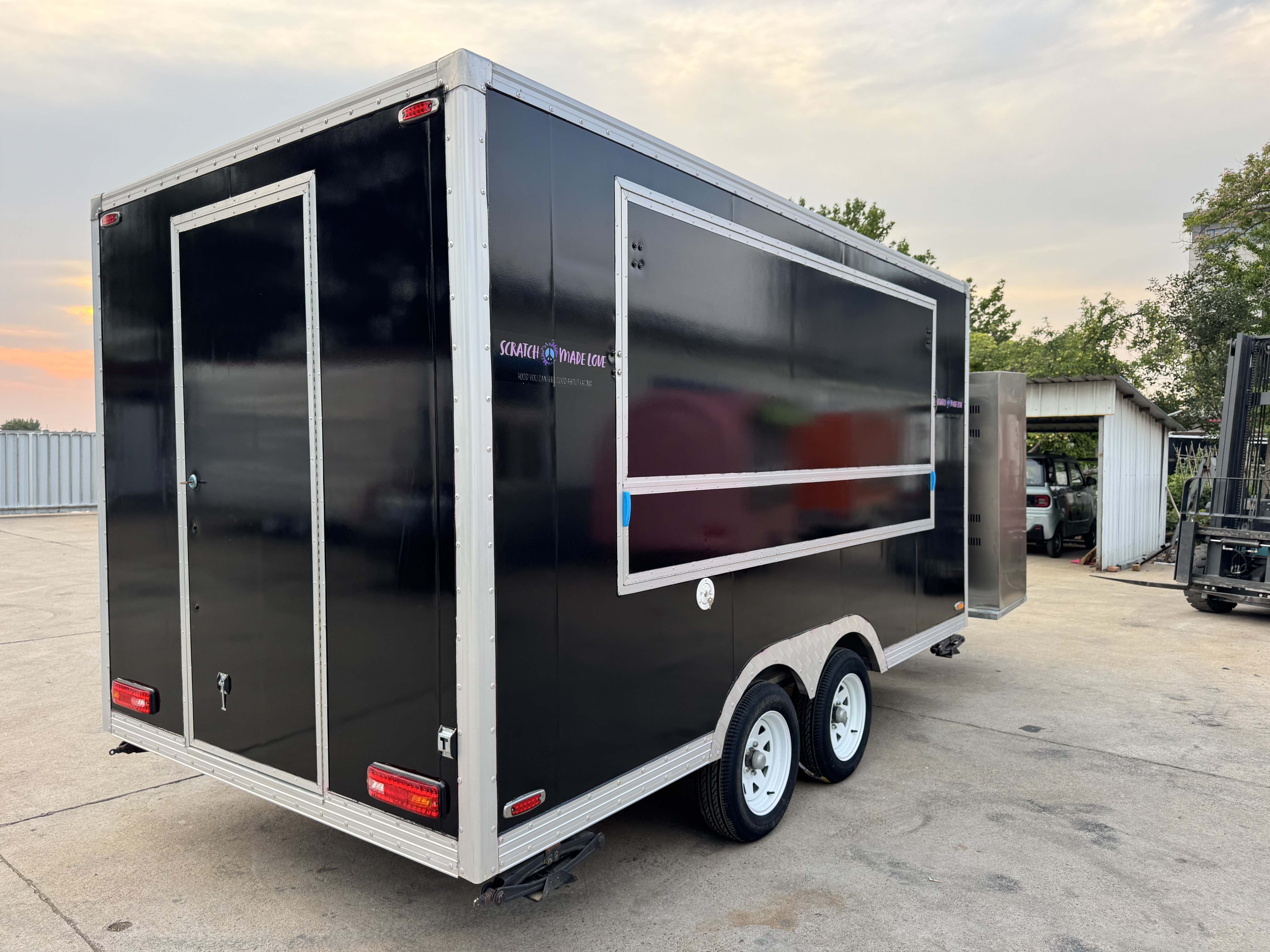 Black fashionable food carts, with trendy patterns leading the new trend of mobile catering