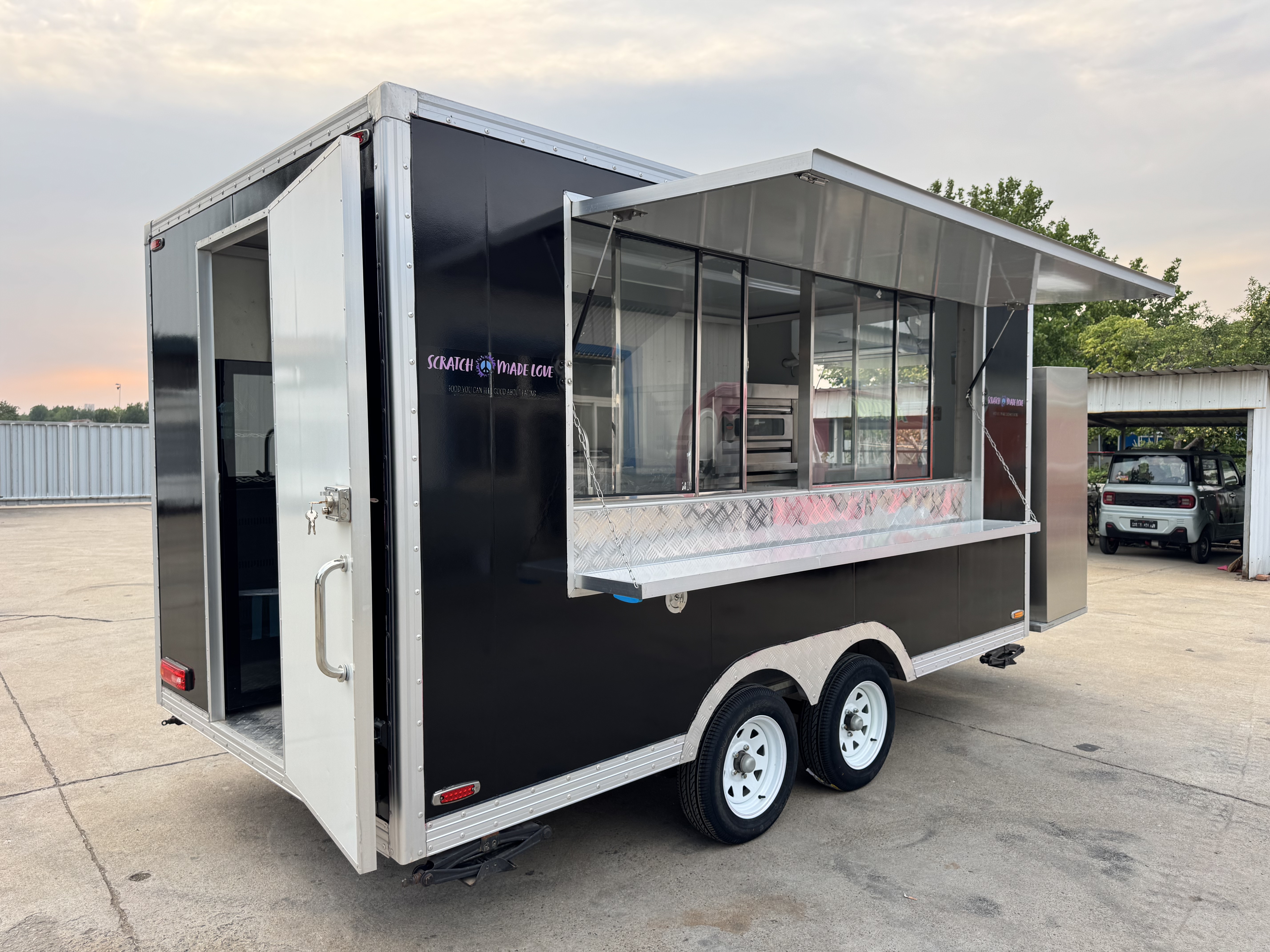 Black fashionable food carts, with trendy patterns leading the new trend of mobile catering
