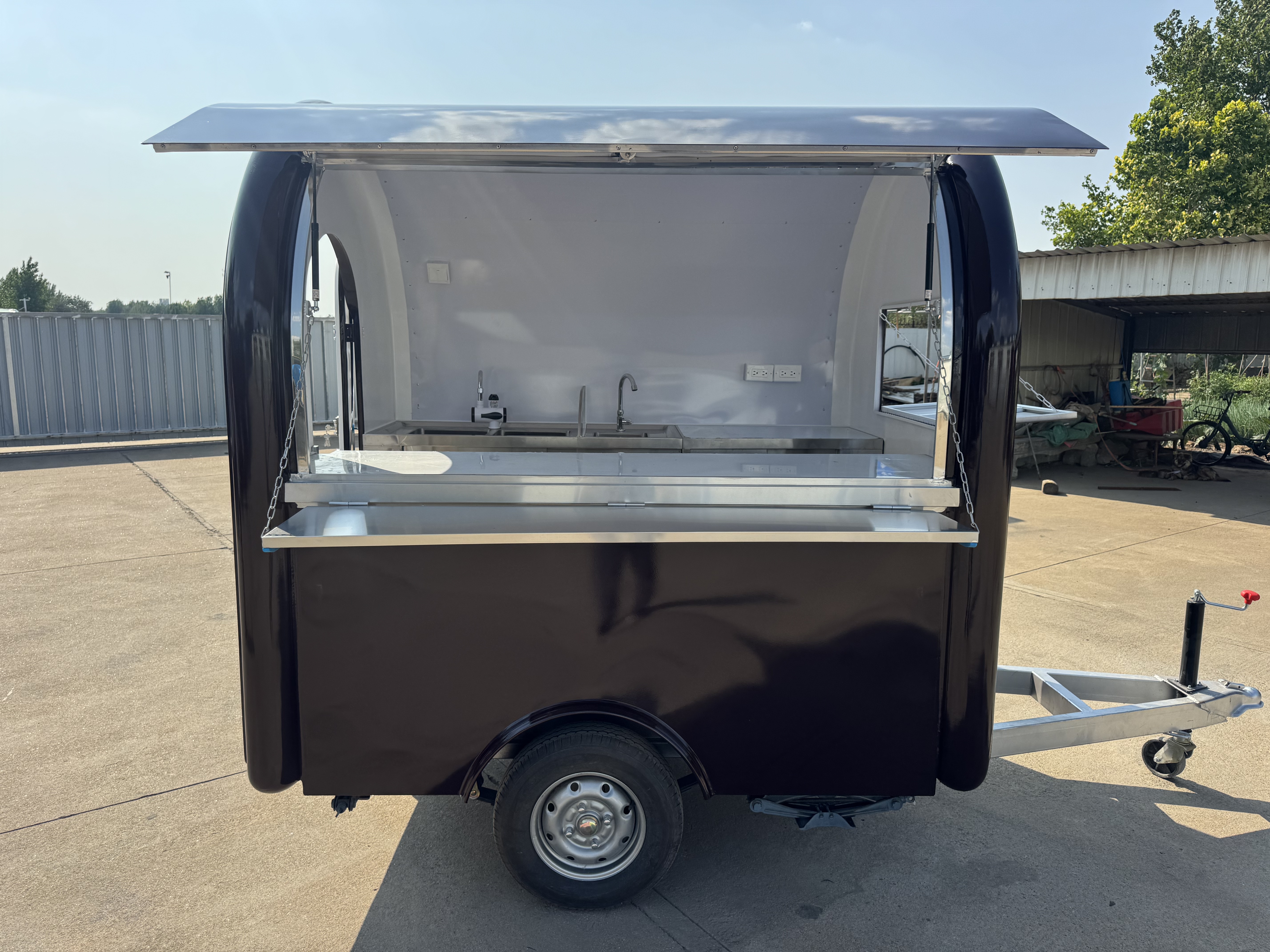 The retro-style coffee-colored food cart easily creates a distinctive mobile store