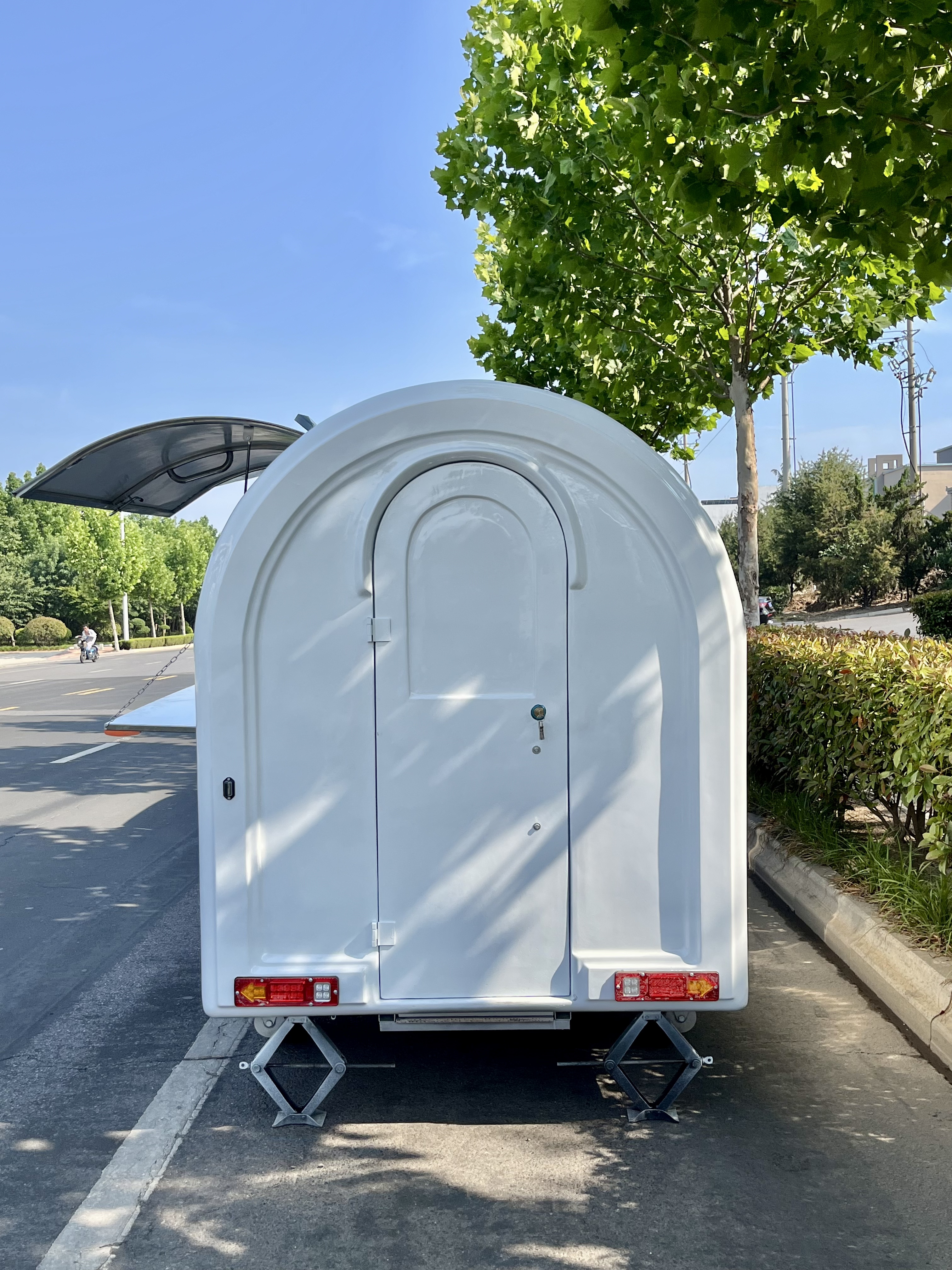 The cultural and artistic star of the market! A small white towing food cart with an InS-style body and a small blackboard menu, a must-have for handcrafted desserts!