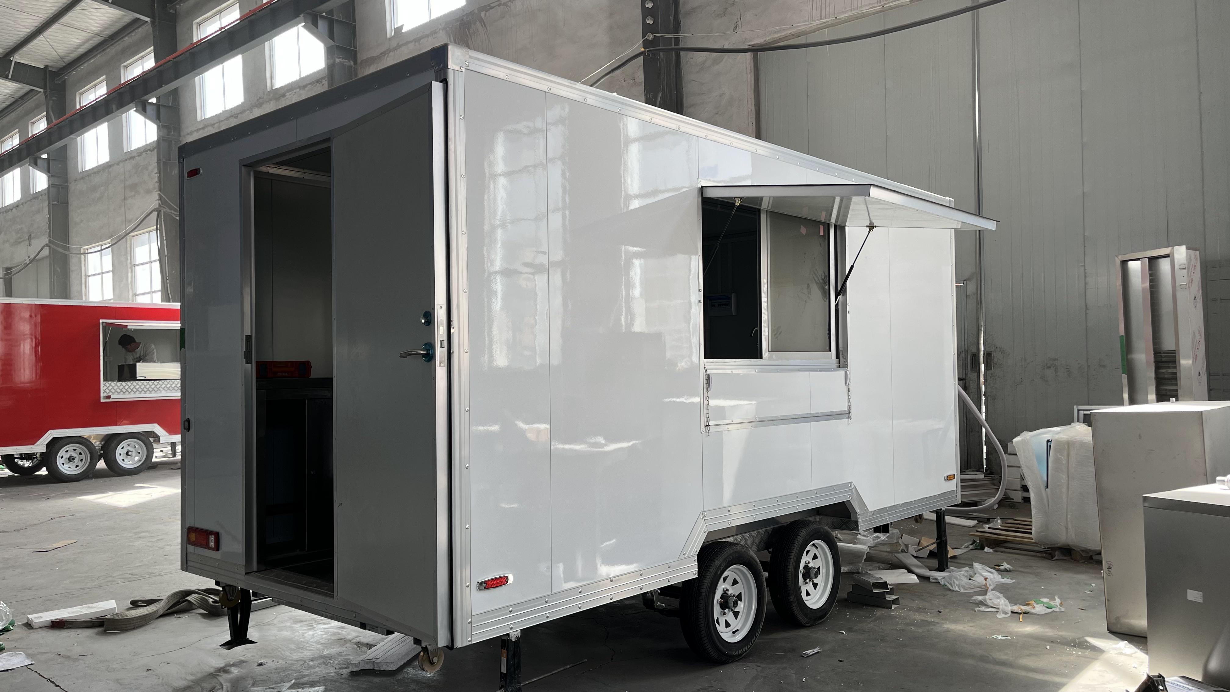 Large-capacity white food truck, mobile catering operation vehicle, and start-up stall equipment