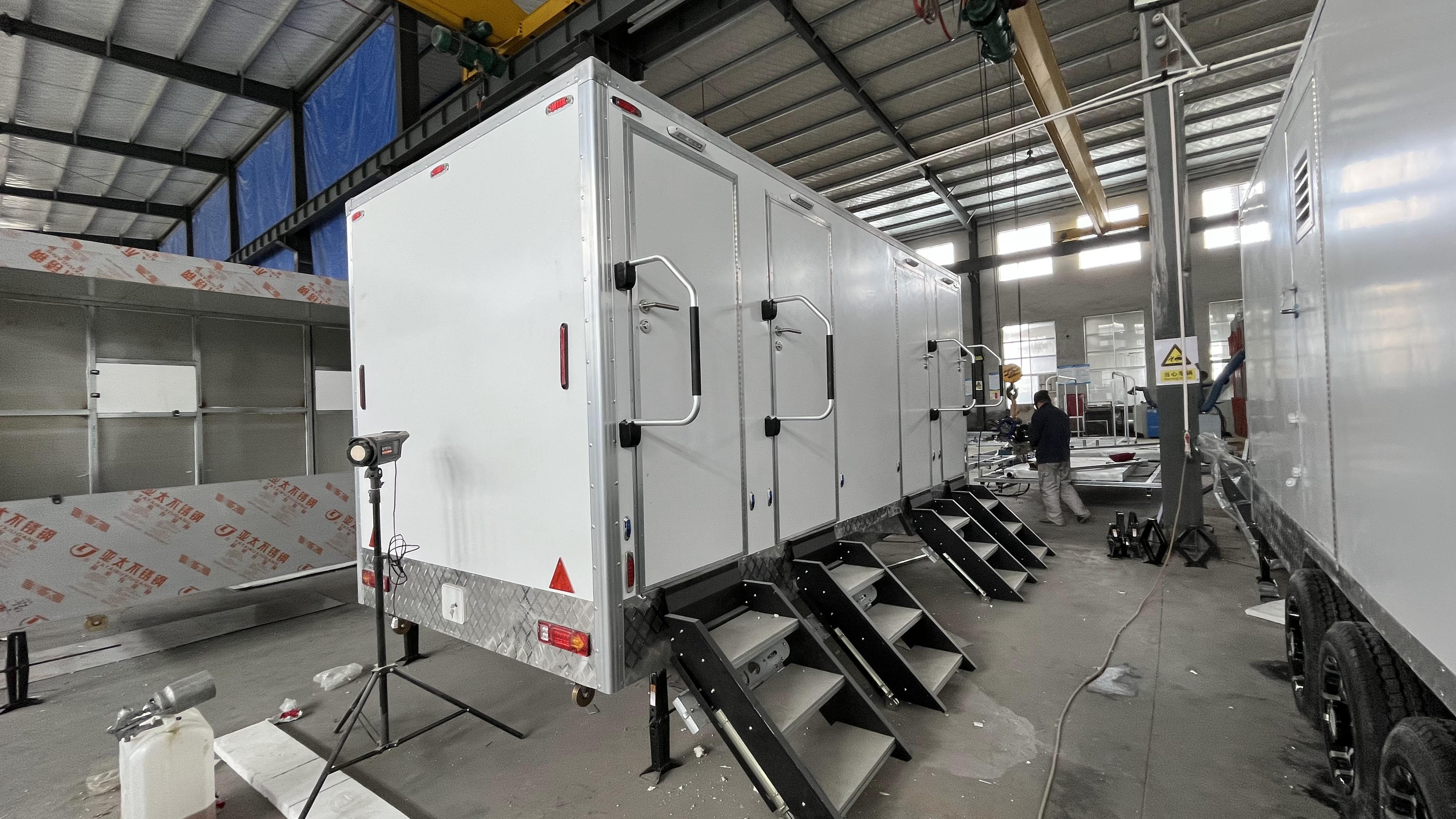 Four trailer-mounted mobile toilets, the preferred choice for temporary toilet use in tourist attractions
