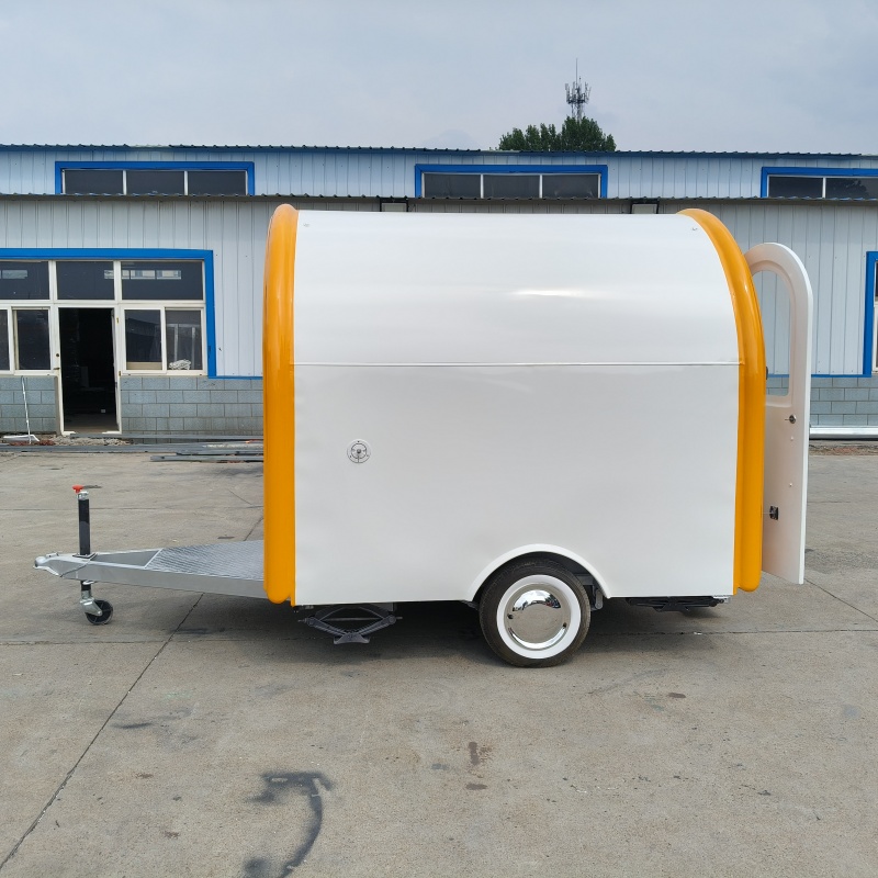The yellow and white color scheme fashionable food truck is a mobile catering business start-up equipment and a convenient mobile vending cart