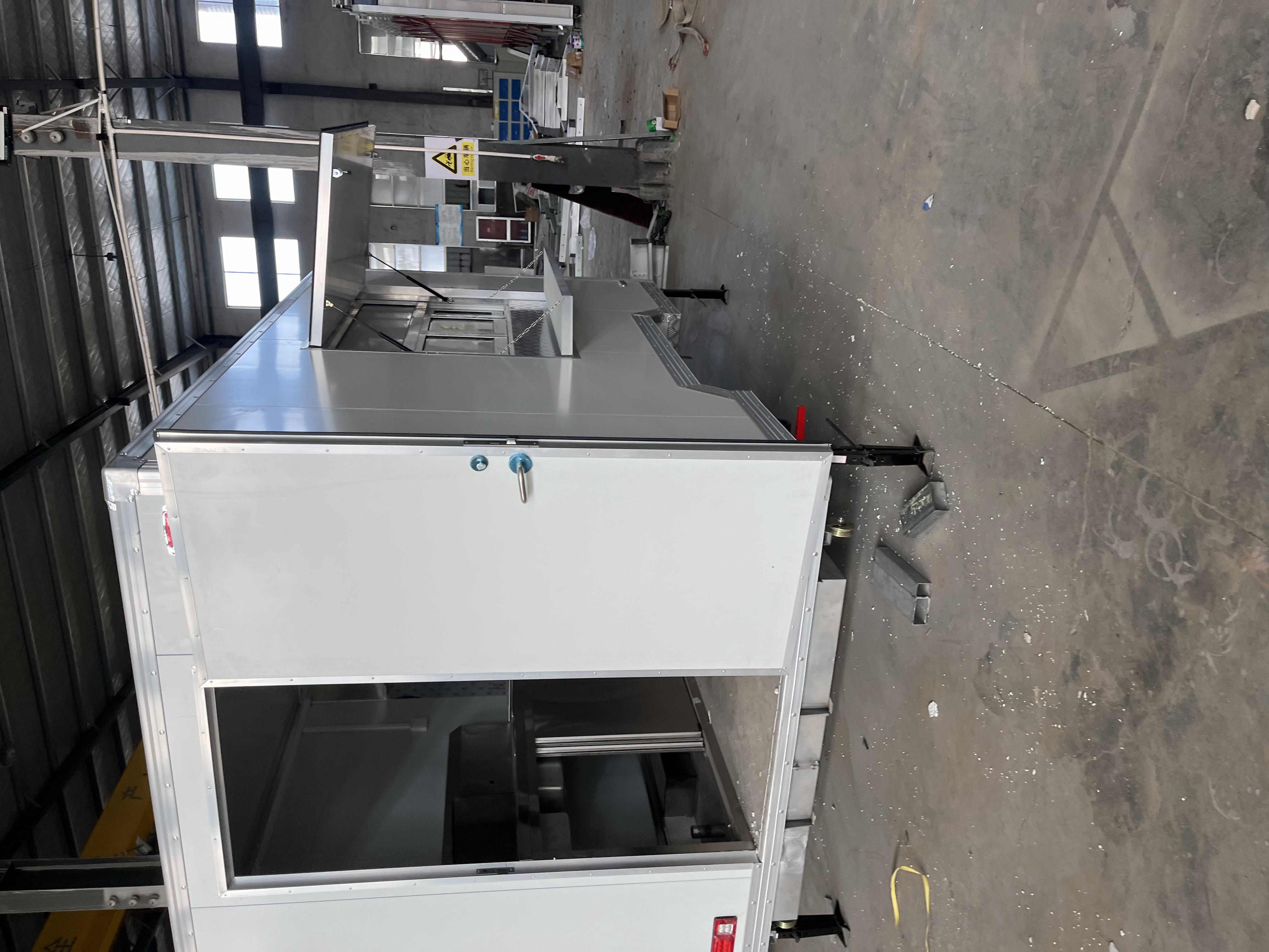 Outdoor mobile food trucks, commercial mobile food vending vehicles, can expand the operation of food trucks