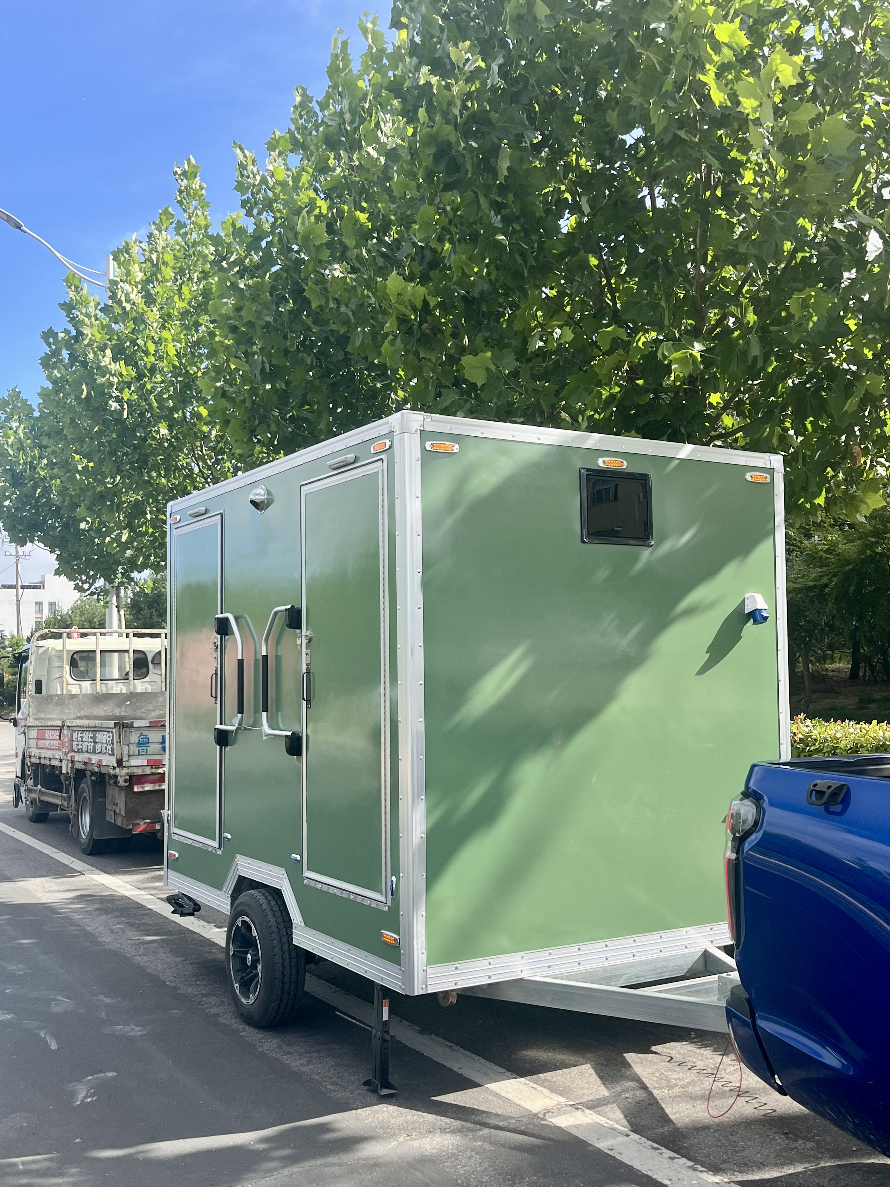 Outdoor mobile toilet trailer green double room, ready to use immediately, super convenient
