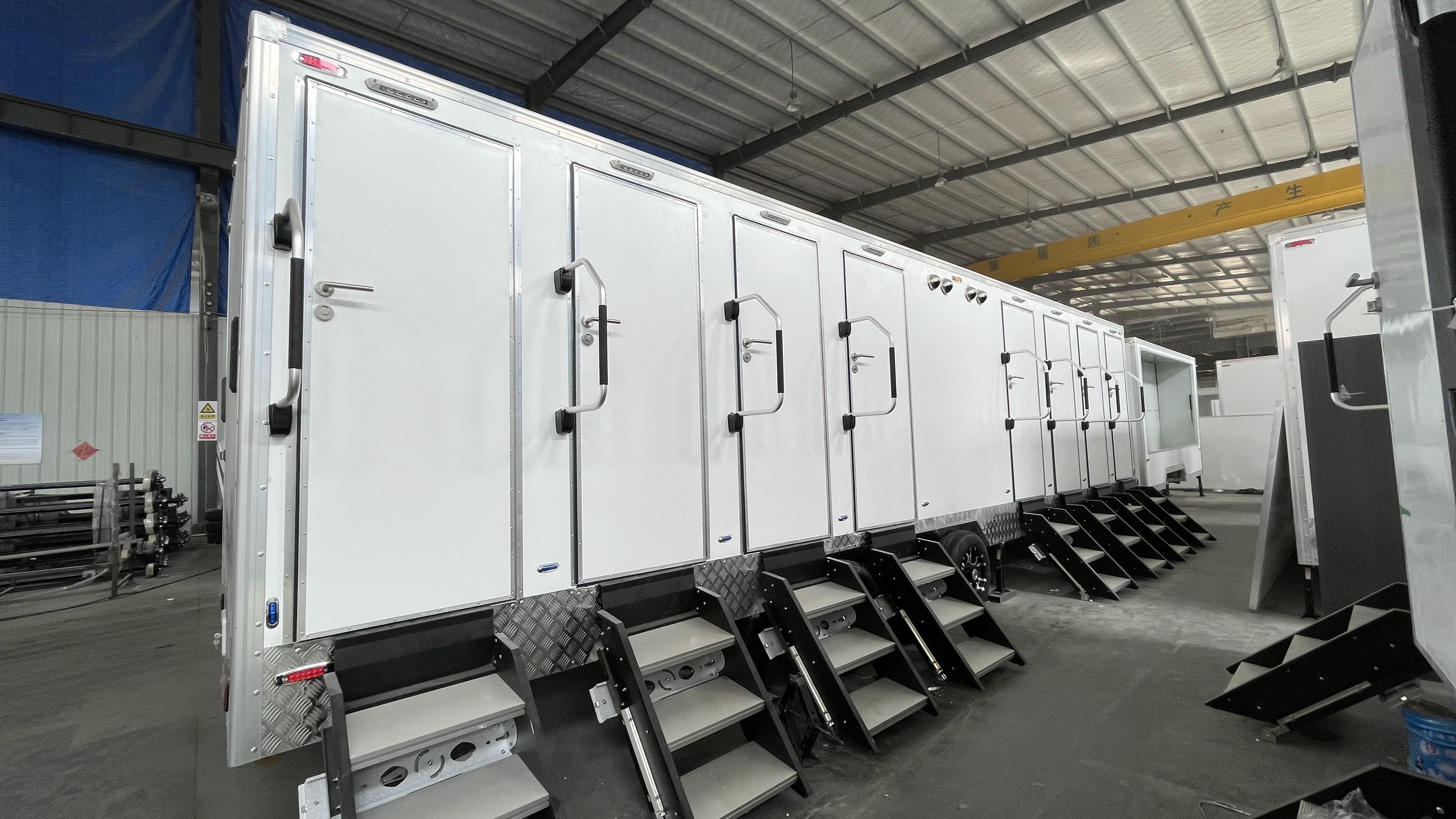 Eight mobile bath trailers are available, allowing for flexible construction of temporary bath centers in scenic areas