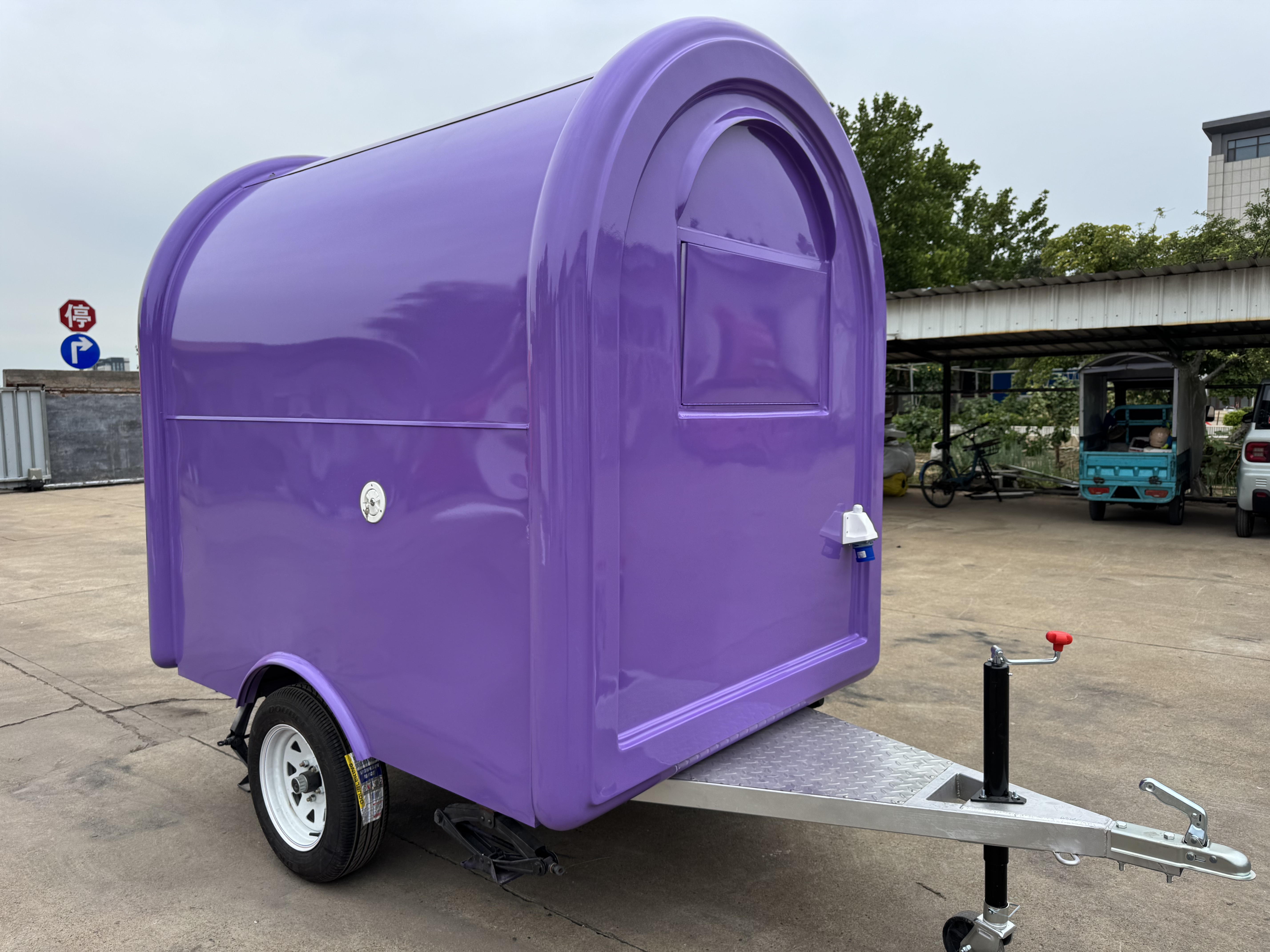 The personalized purple mobile food truck is the first choice for convenient towing in the food business