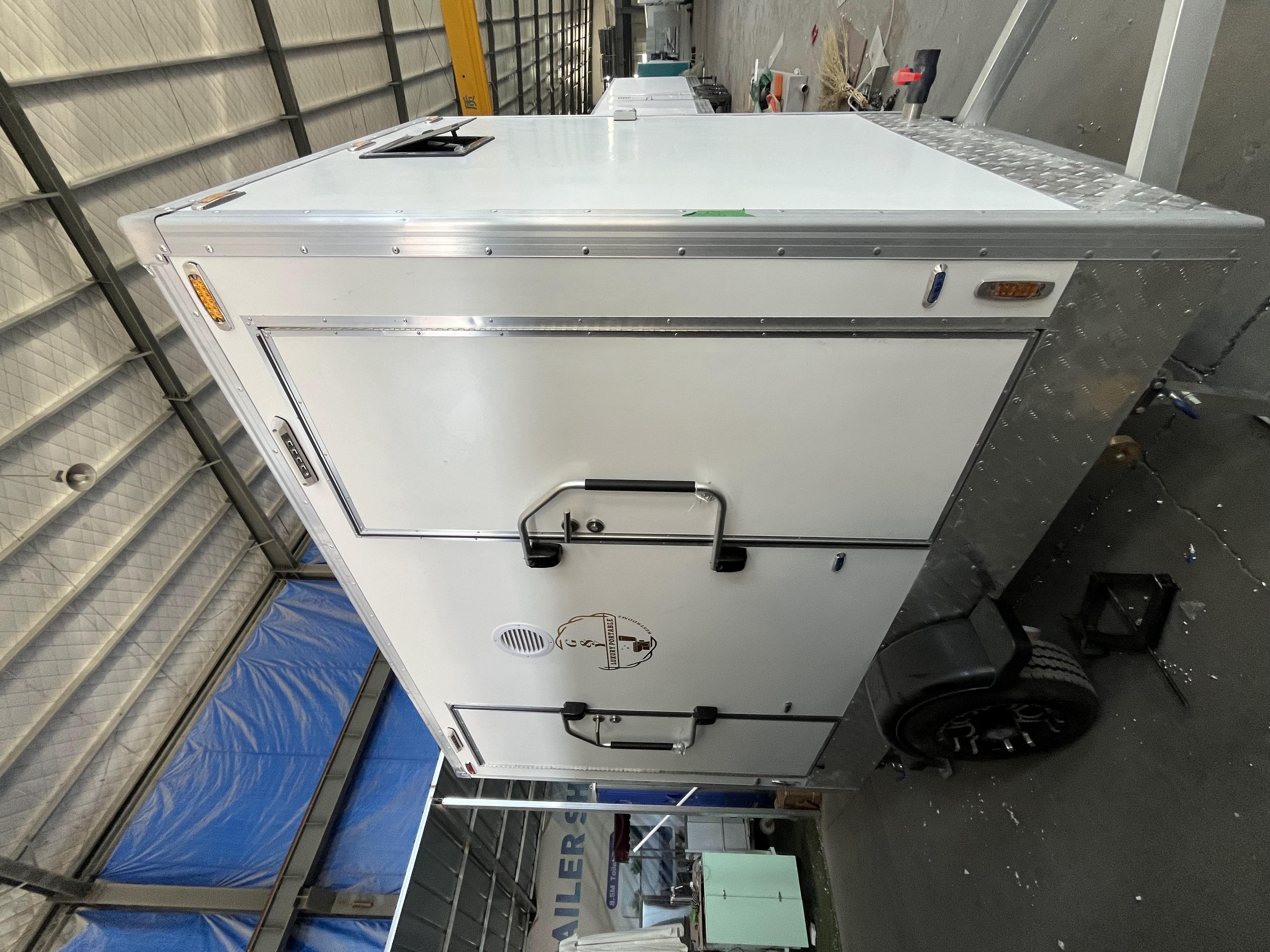 Outdoor trailer-type simple toilet, portable and mobile engineering camp emergency bathroom cabin