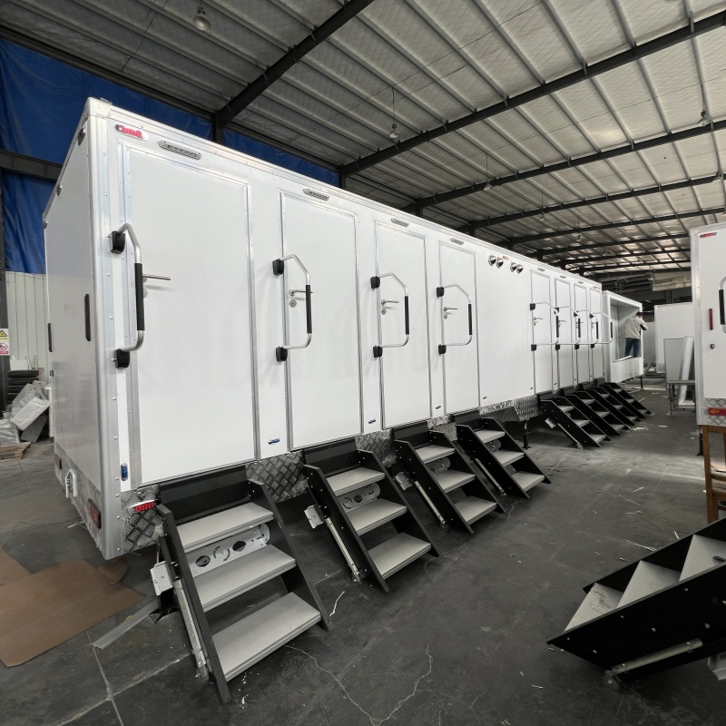 Eight mobile bath trailers are available, allowing for flexible construction of temporary bath centers in scenic areas