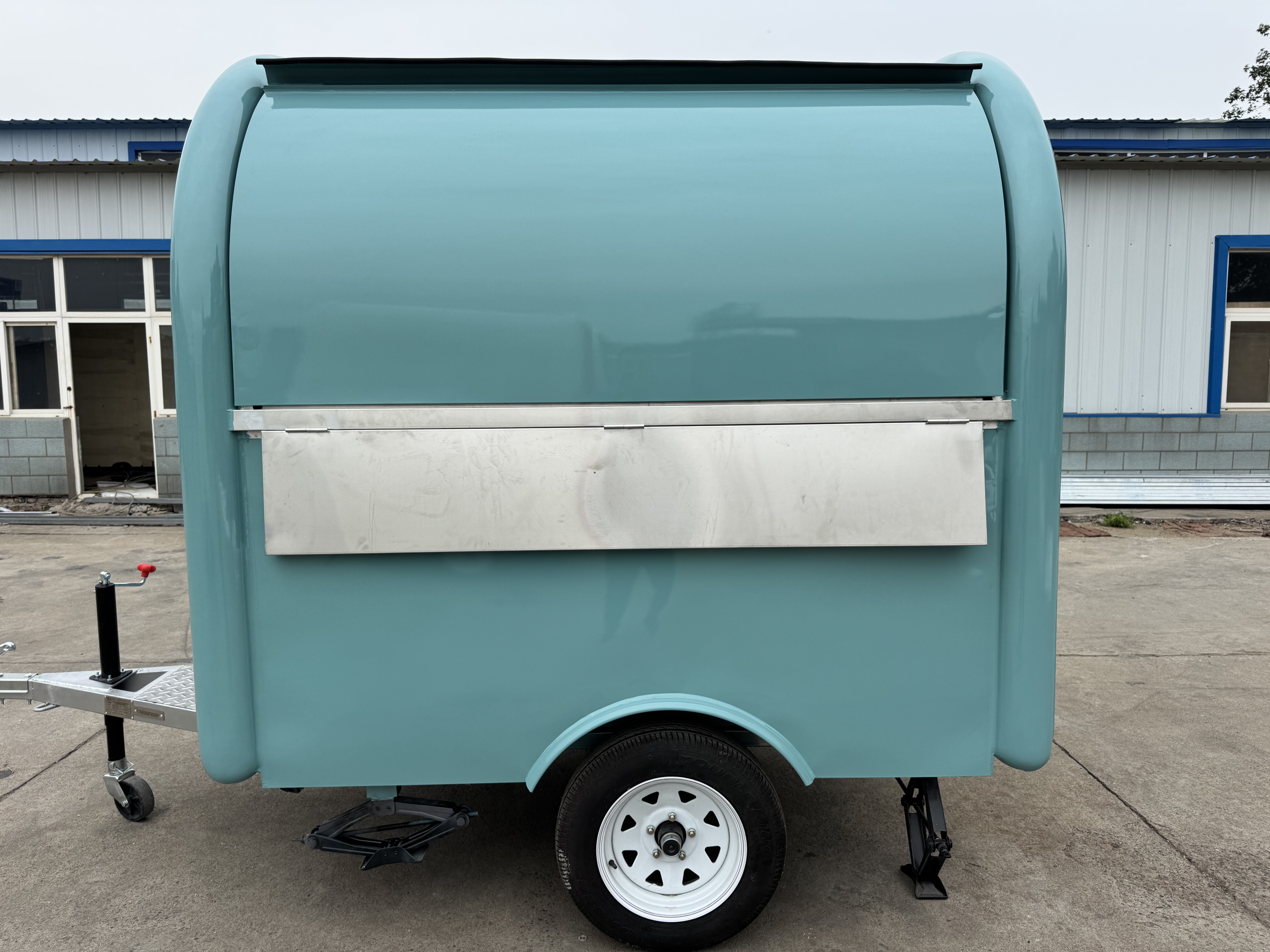 The light blue mobile food truck is a flexible choice for convenient towing in the catering business