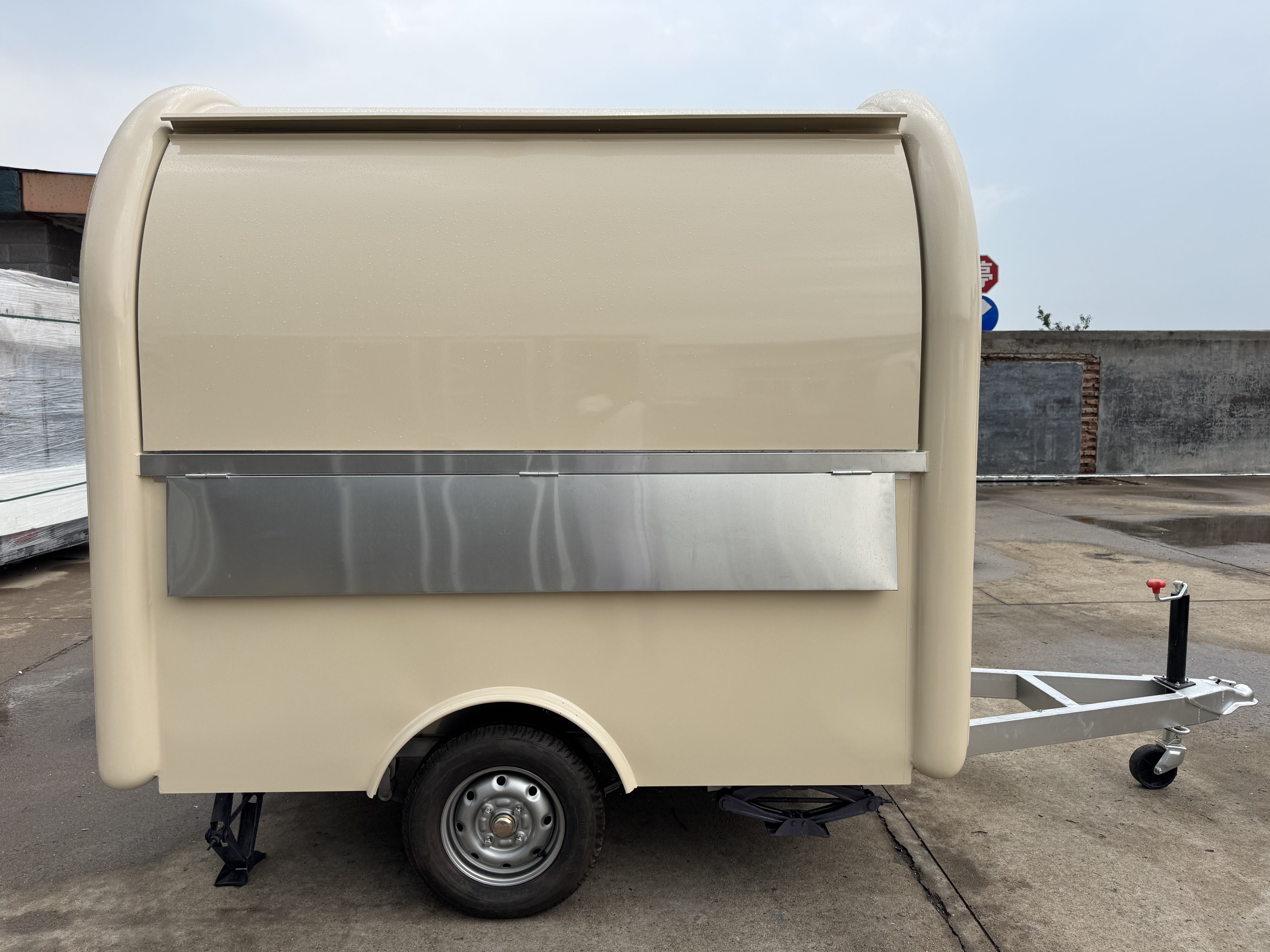 Small, flexible and towing, a mobile breakfast and fast food vehicle for street vending