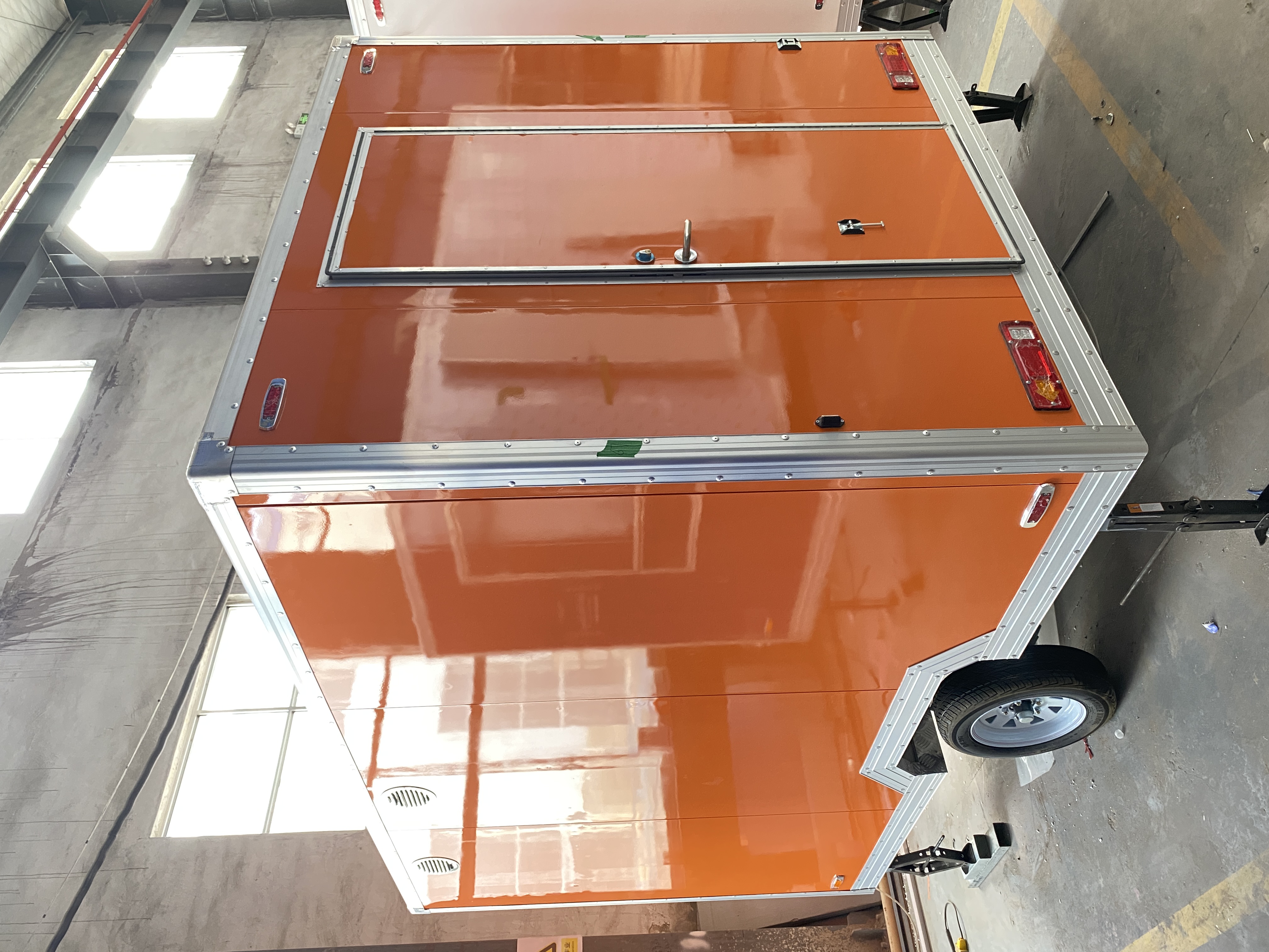 Mobile catering vehicle, integrated operation room, milk tea, coffee and cold drink selling vehicle