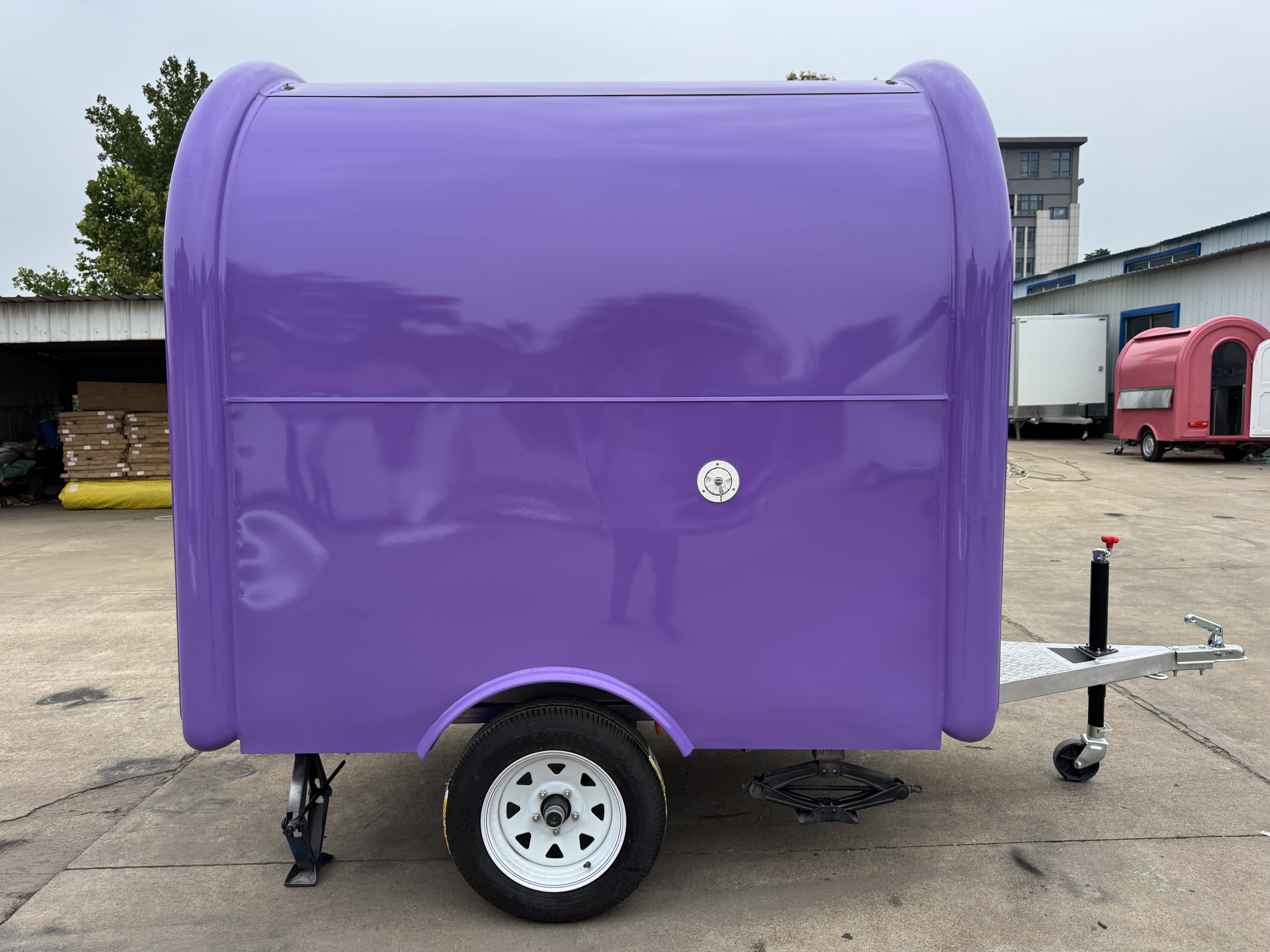 The personalized purple mobile food truck is the first choice for convenient towing in the food business