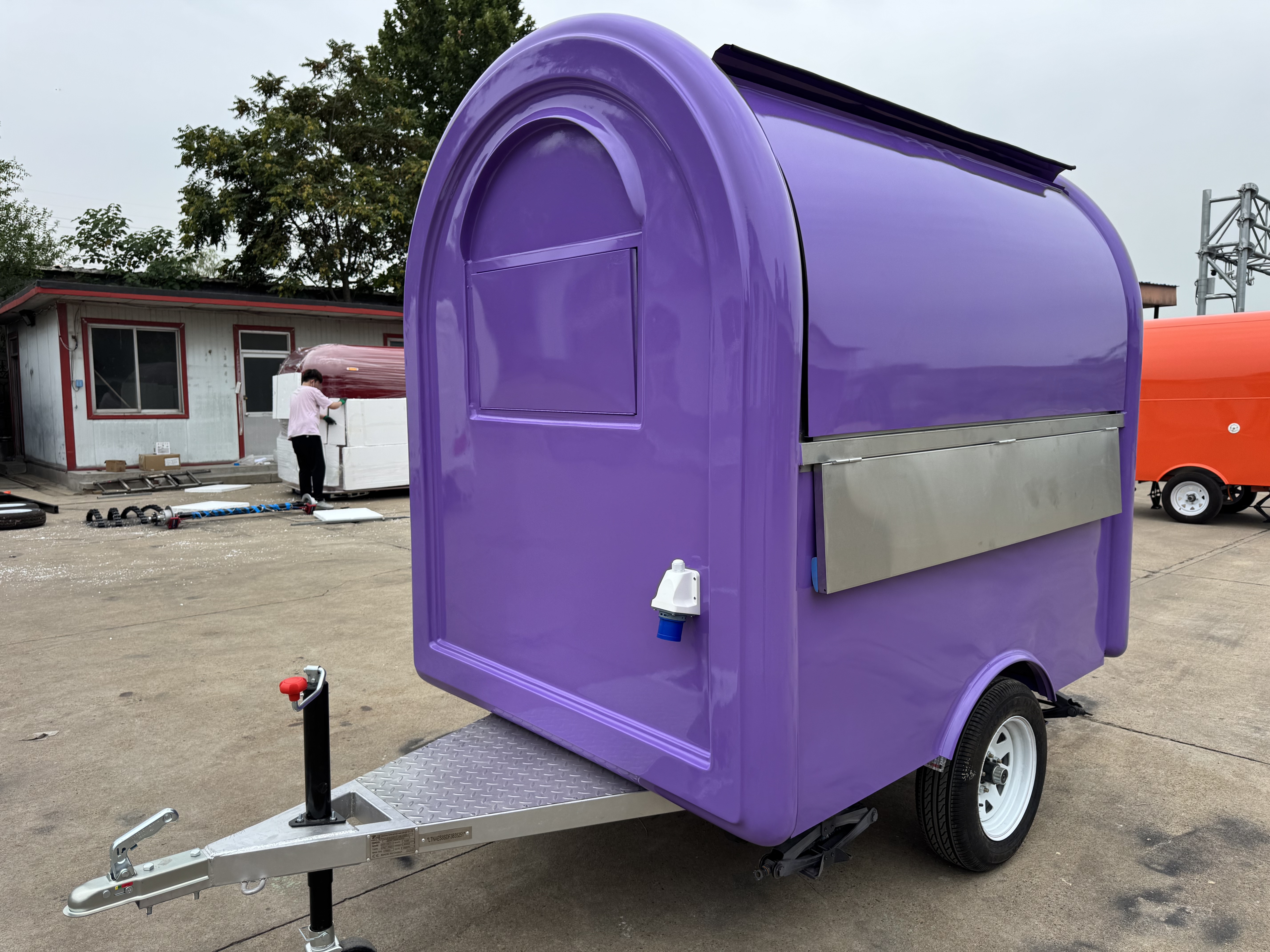 The personalized purple mobile food truck is the first choice for convenient towing in the food business