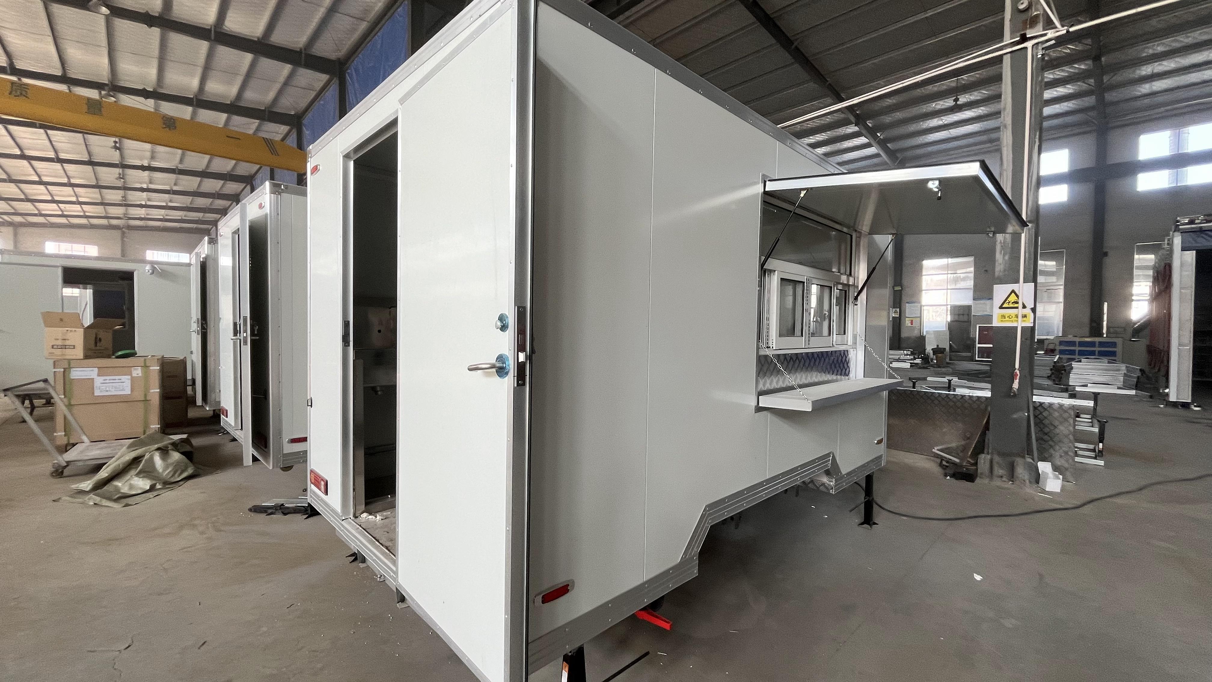 Outdoor mobile food trucks, commercial mobile food vending vehicles, can expand the operation of food trucks