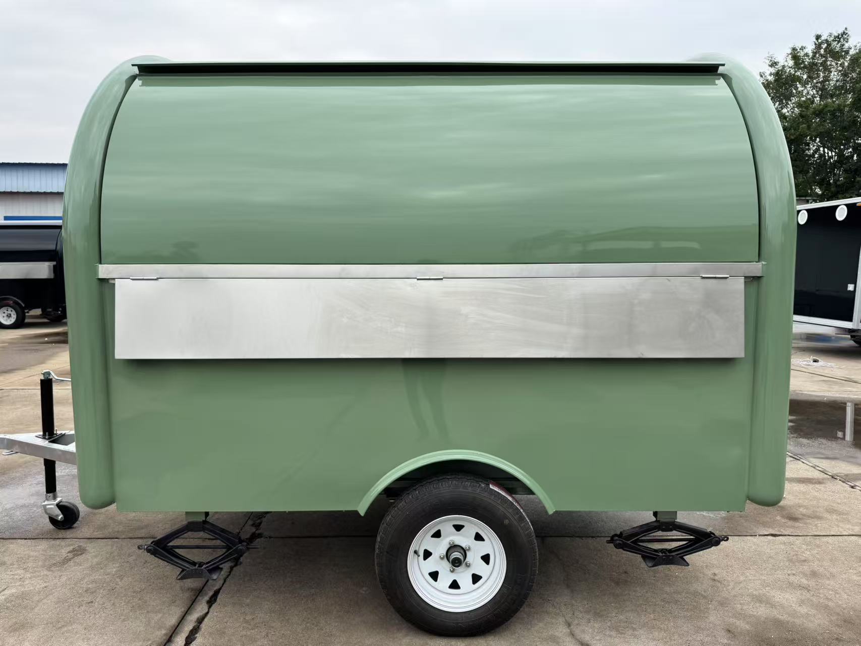 Fresh green trailer-mounted food truck, mobile catering stall truck, outdoor business mobile store