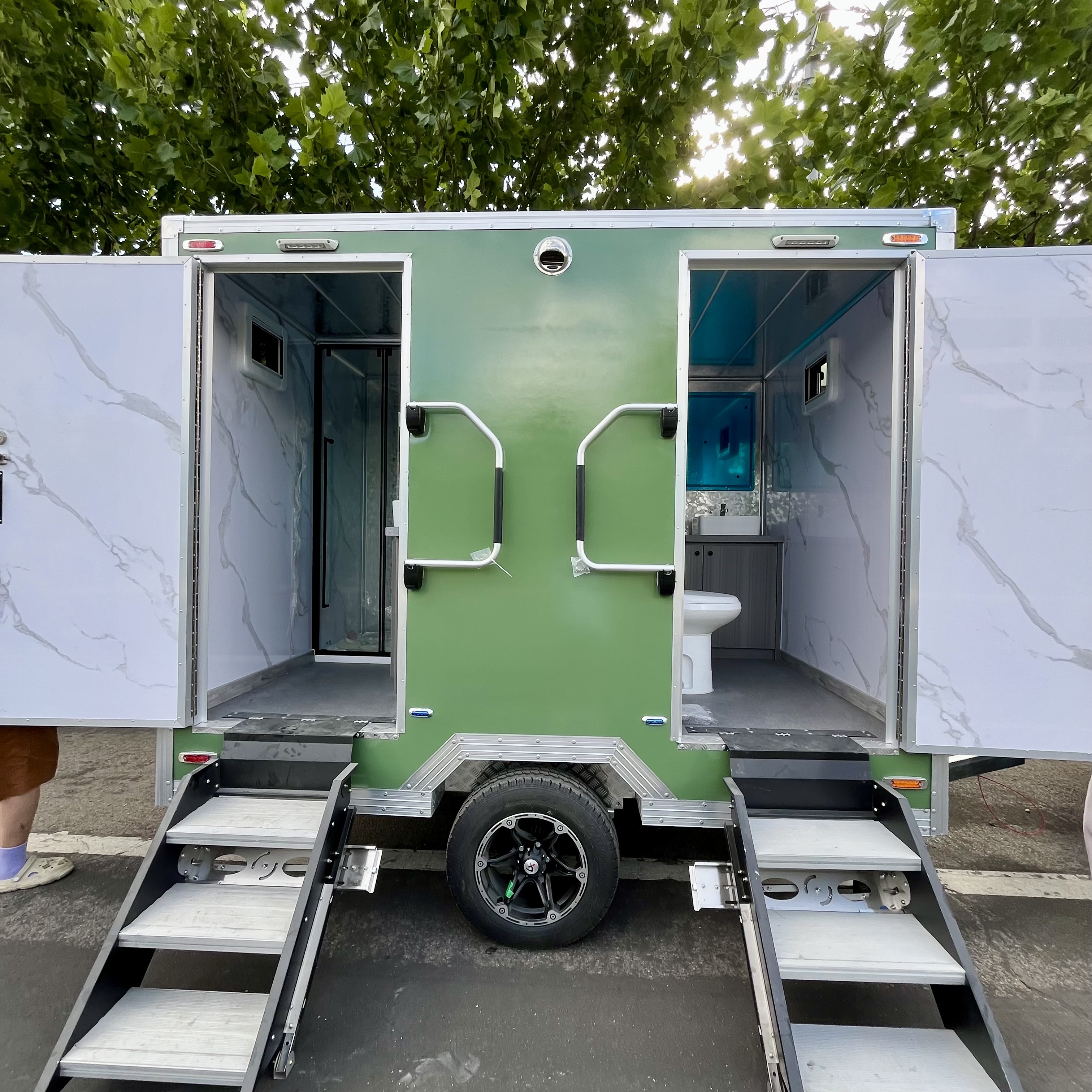 Outdoor mobile toilet trailer green double room, ready to use immediately, super convenient