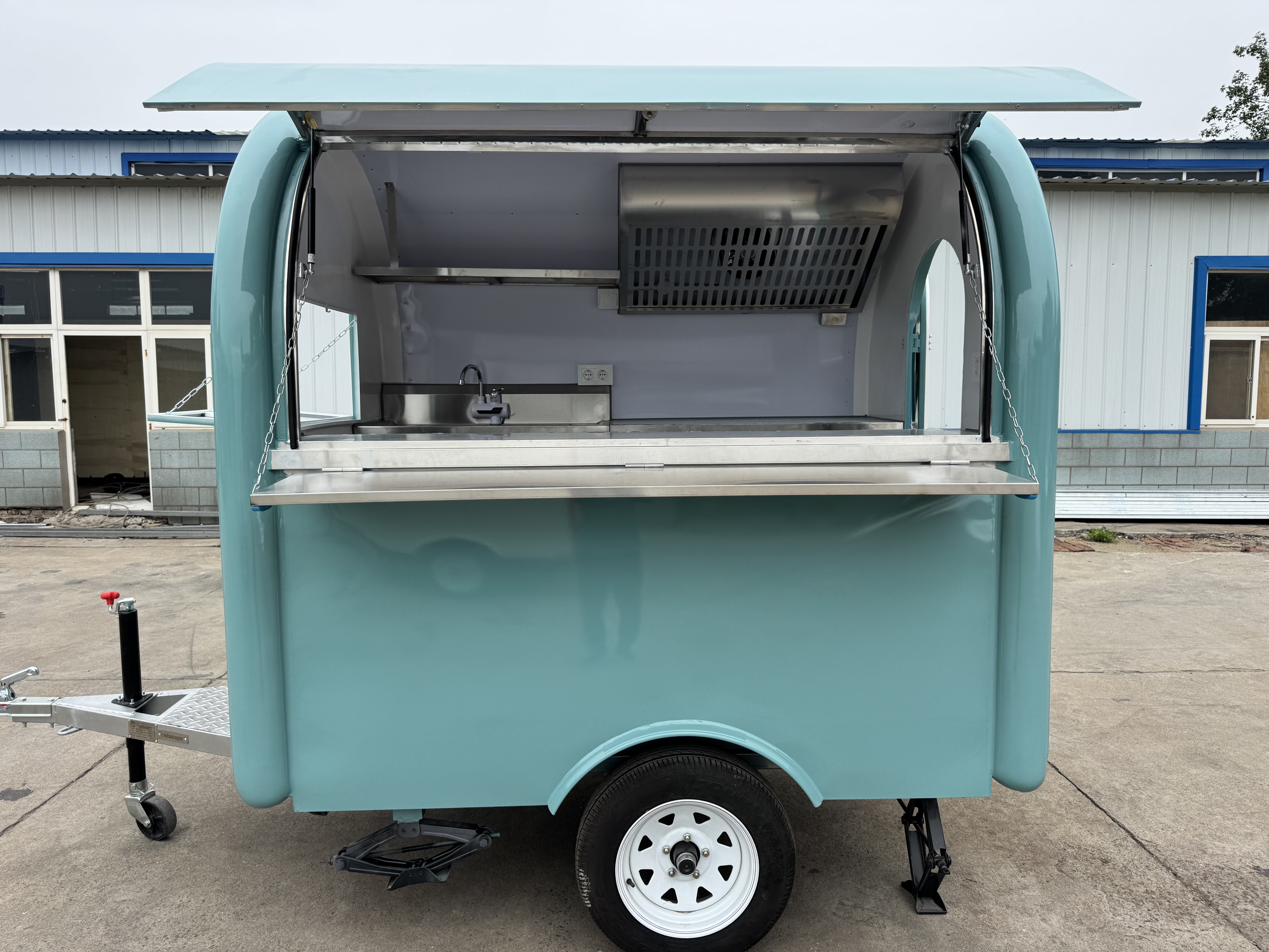 The light blue mobile food truck is a flexible choice for convenient towing in the catering business