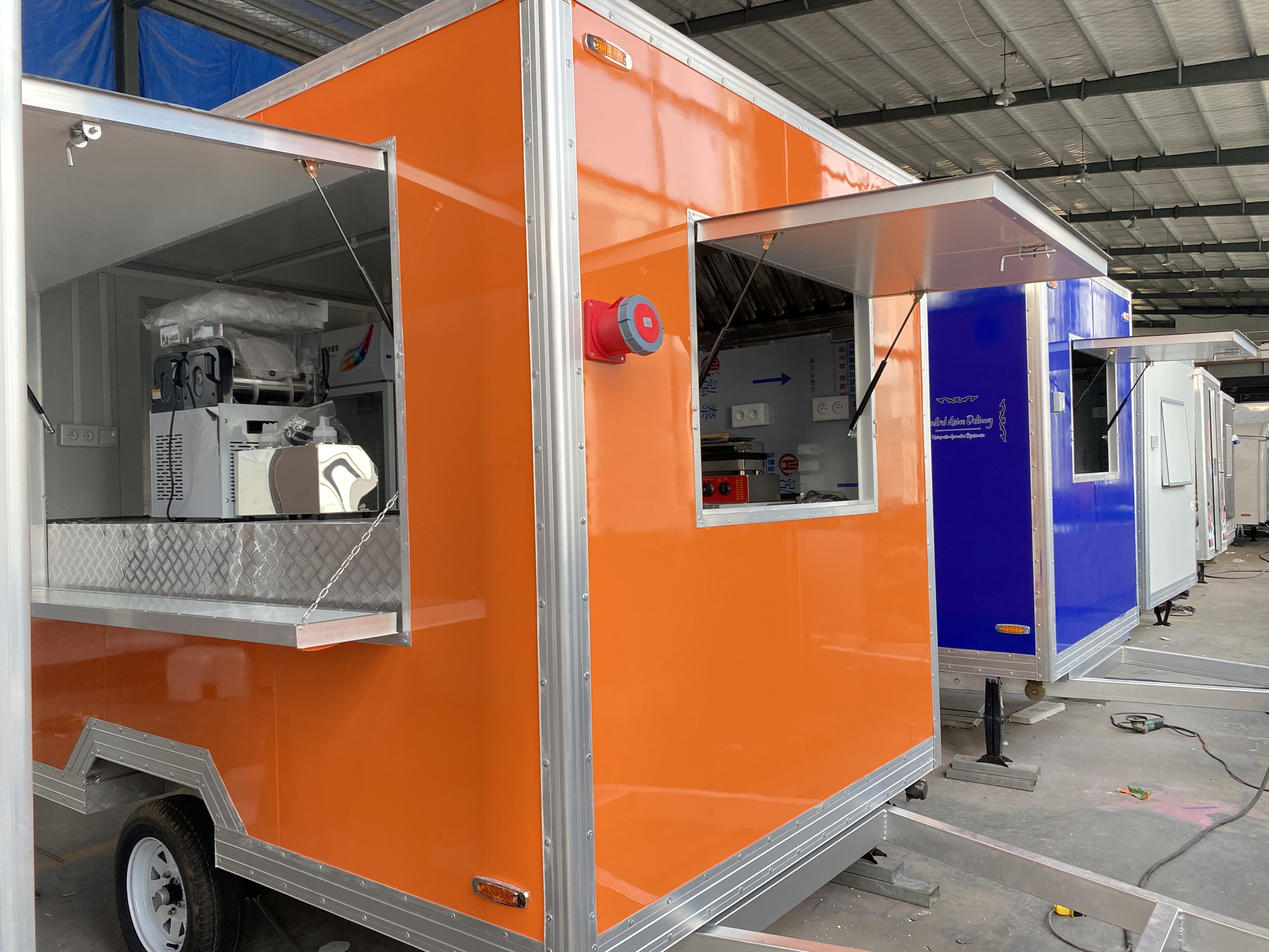Mobile catering vehicle, integrated operation room, milk tea, coffee and cold drink selling vehicle