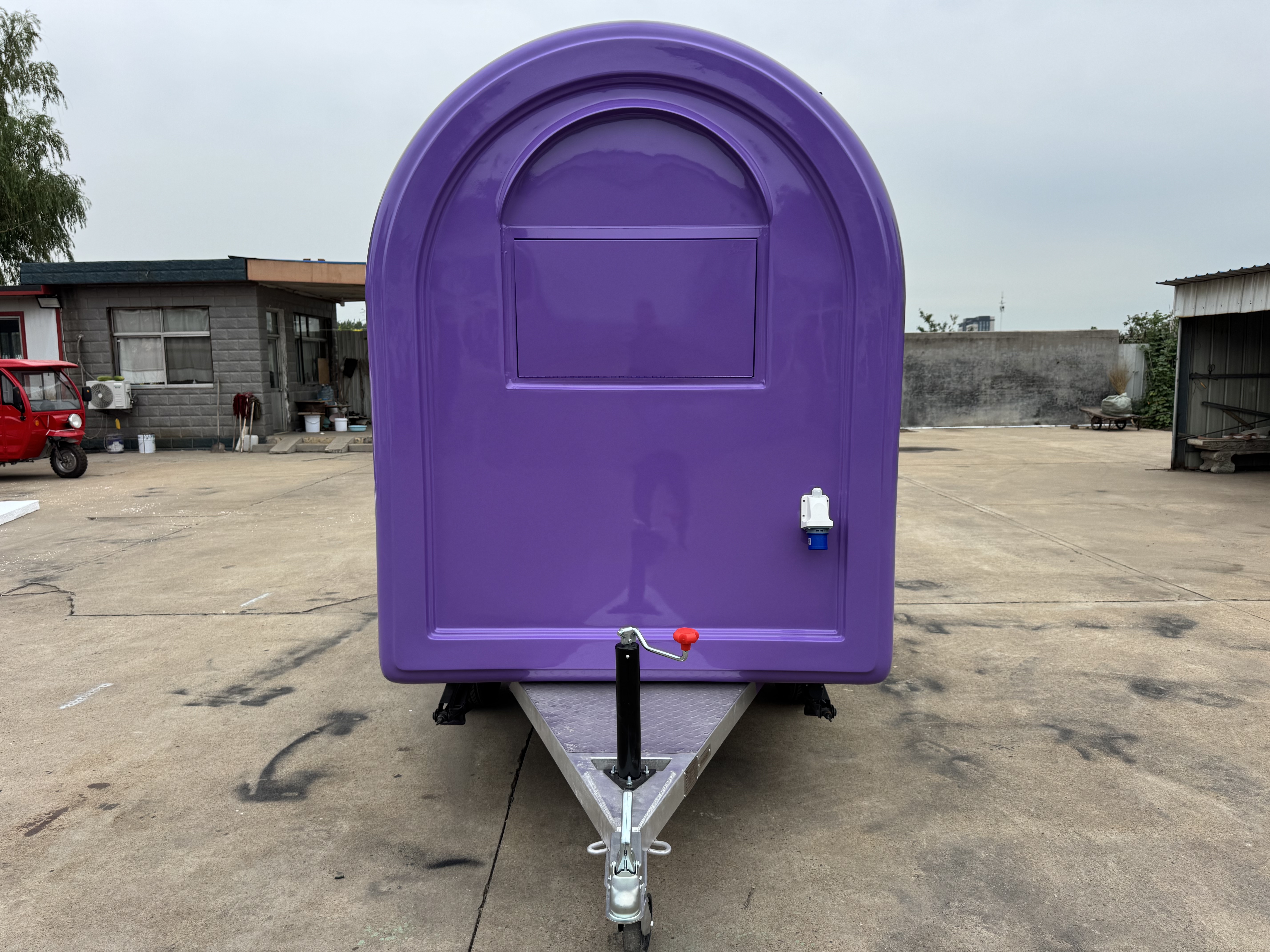 The personalized purple mobile food truck is the first choice for convenient towing in the food business