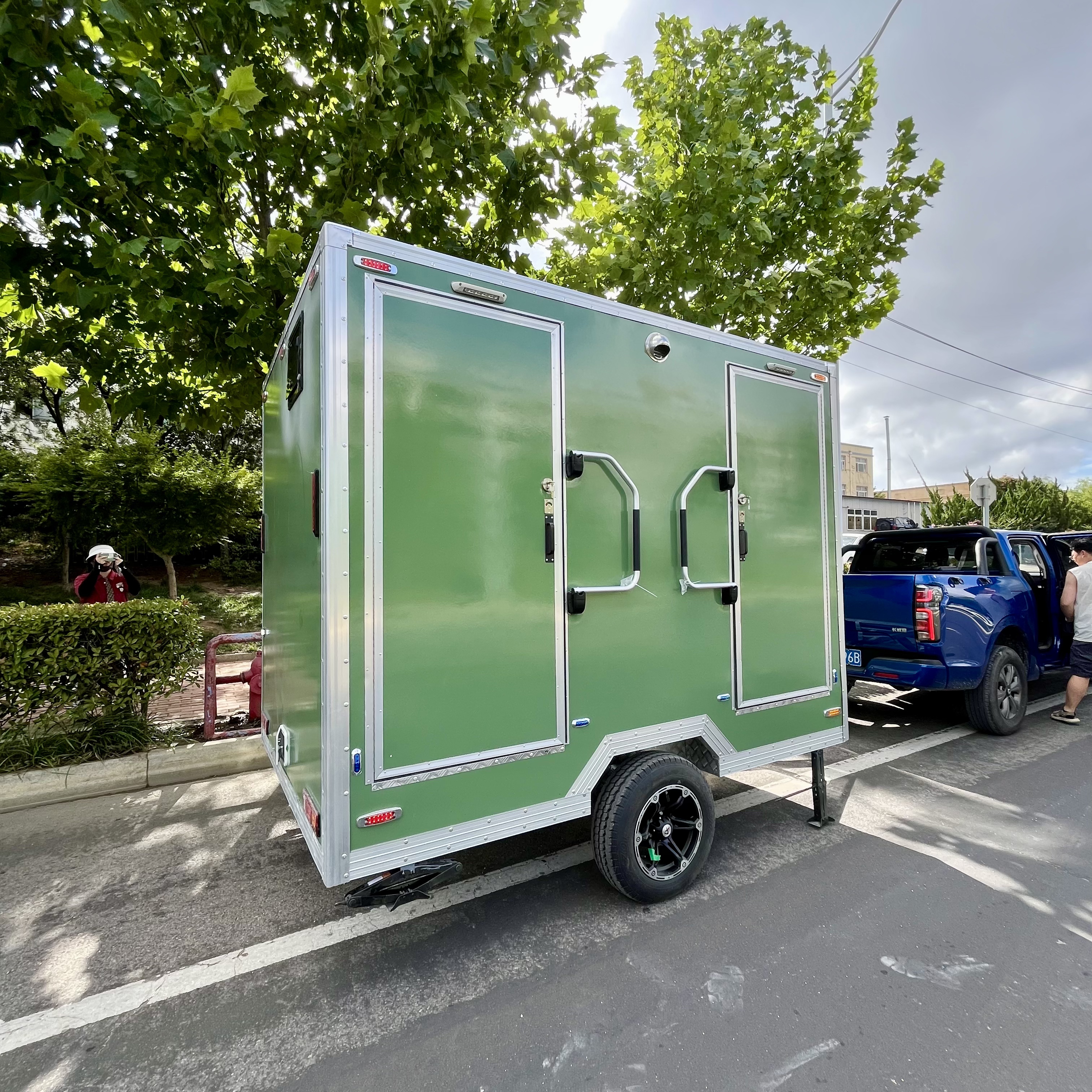 Outdoor mobile toilet trailer green double room, ready to use immediately, super convenient