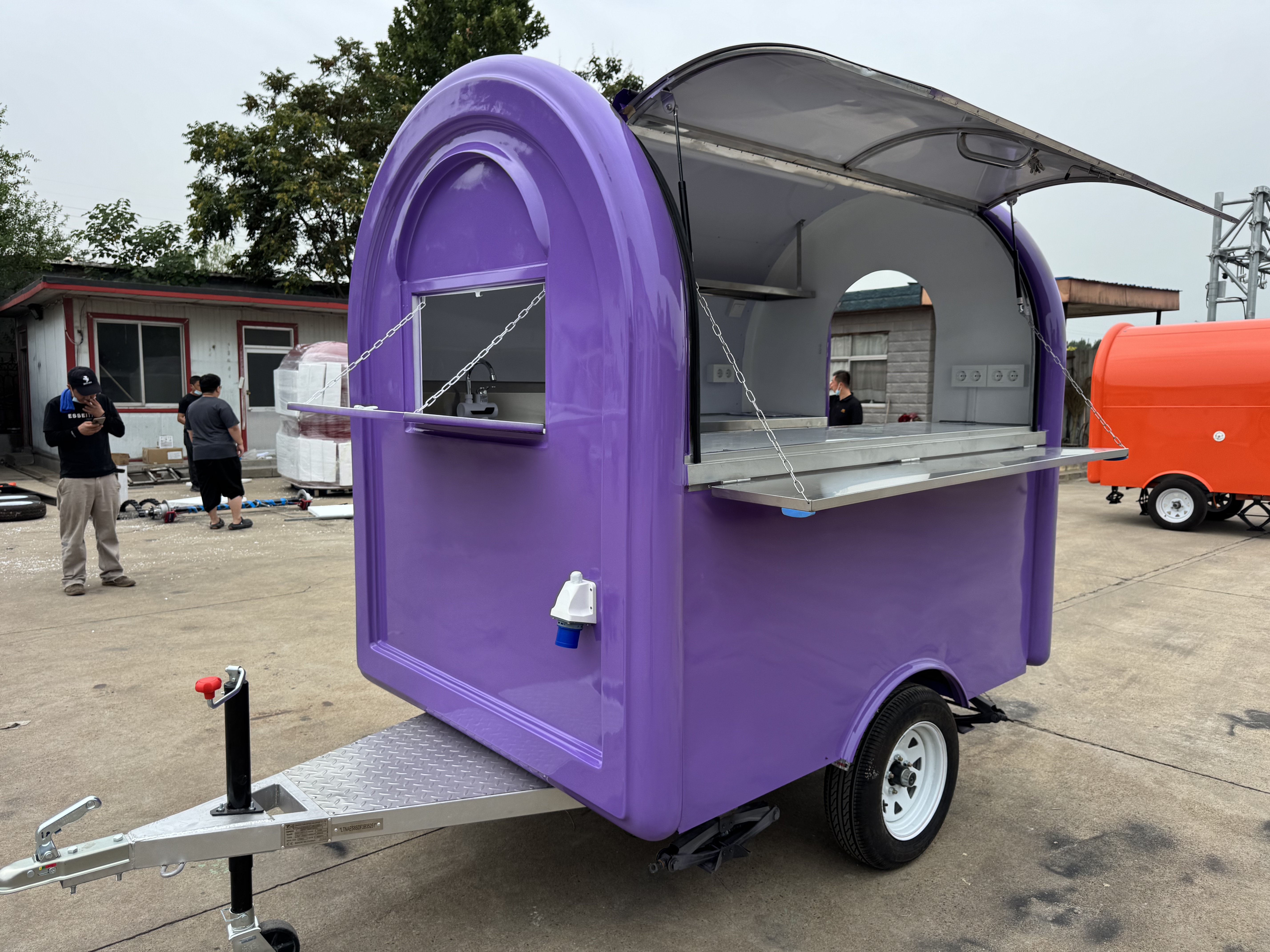 The personalized purple mobile food truck is the first choice for convenient towing in the food business