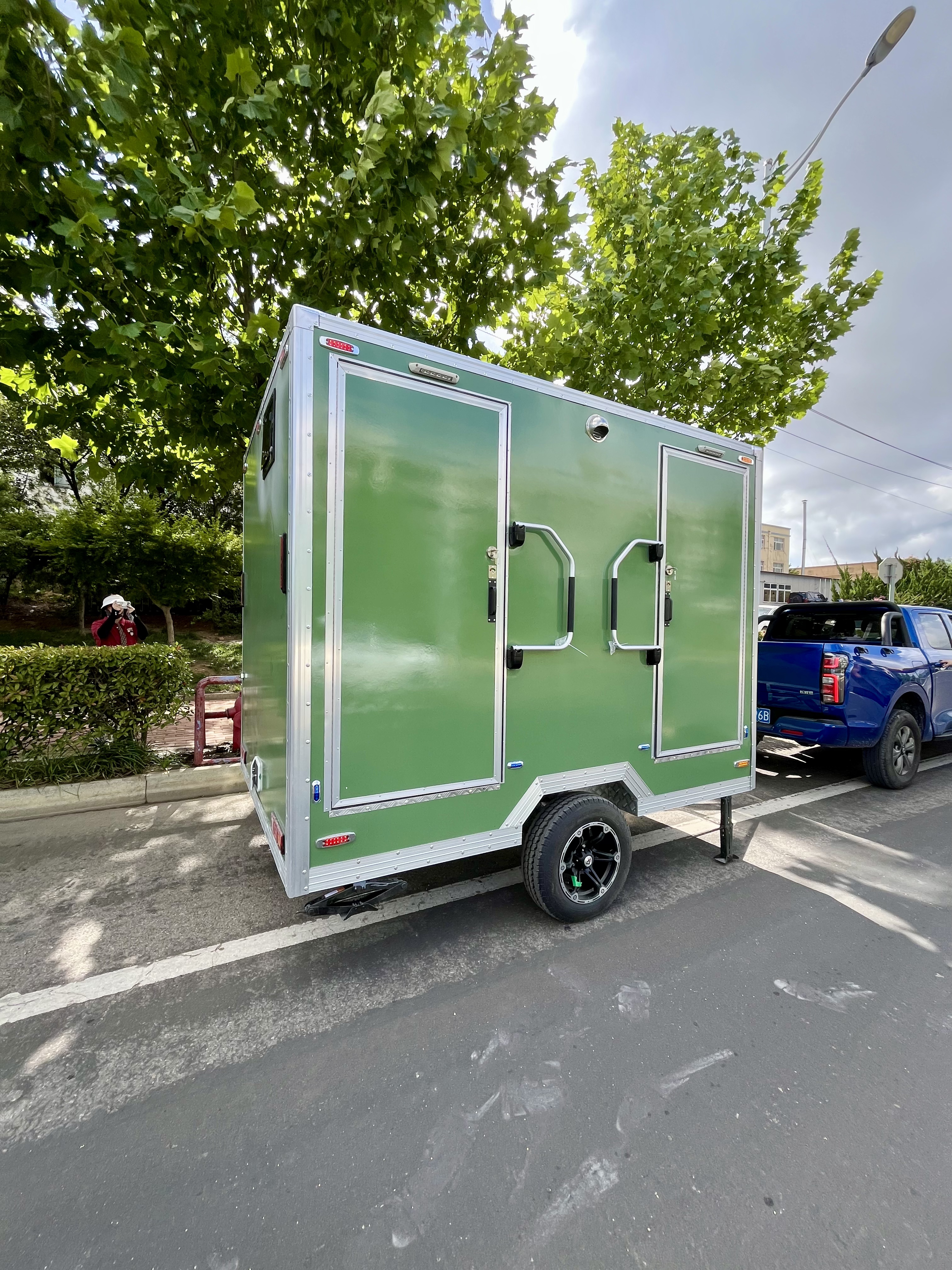 Outdoor mobile toilet trailer green double room, ready to use immediately, super convenient