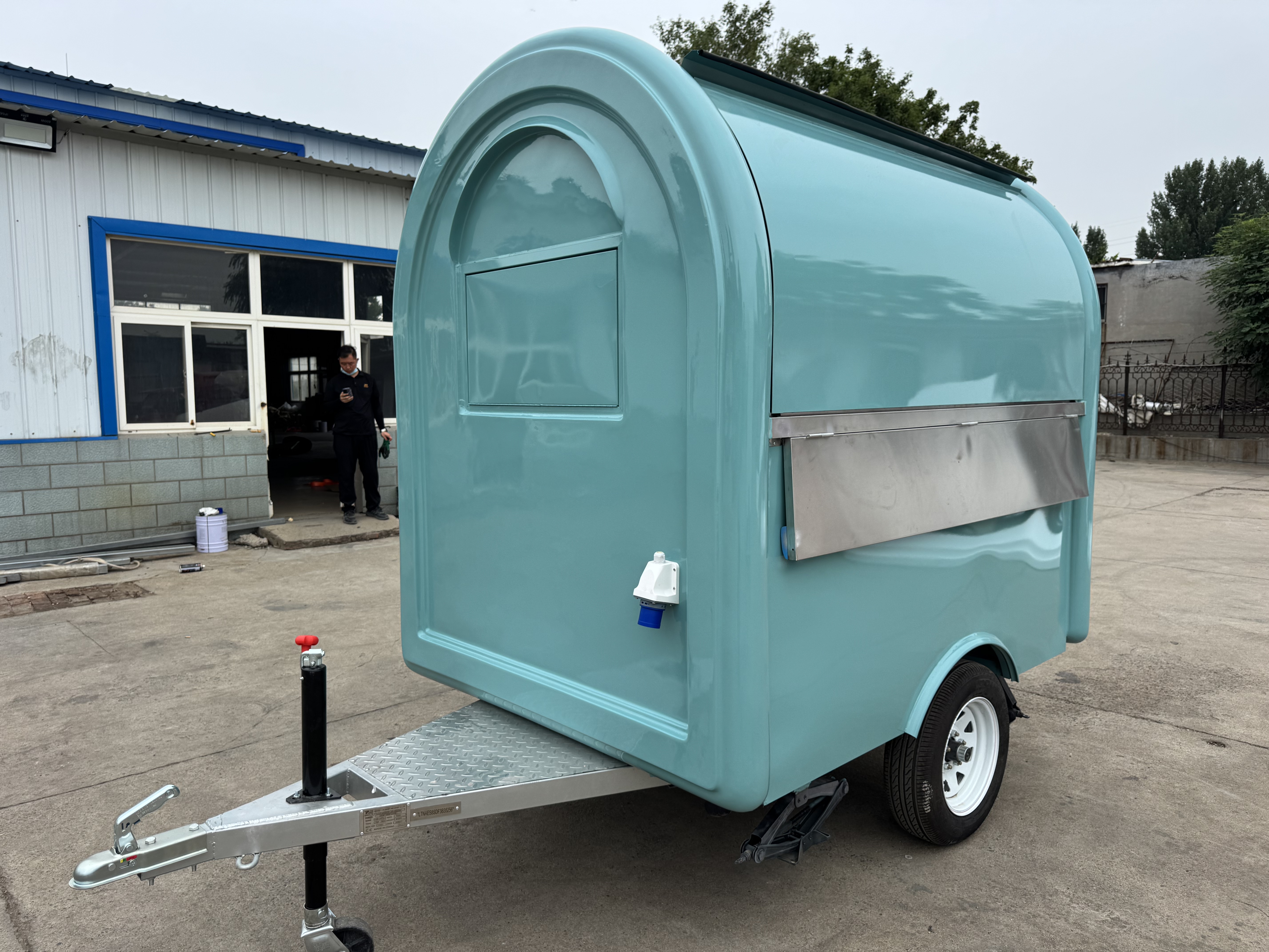 The light blue mobile food truck is a flexible choice for convenient towing in the catering business