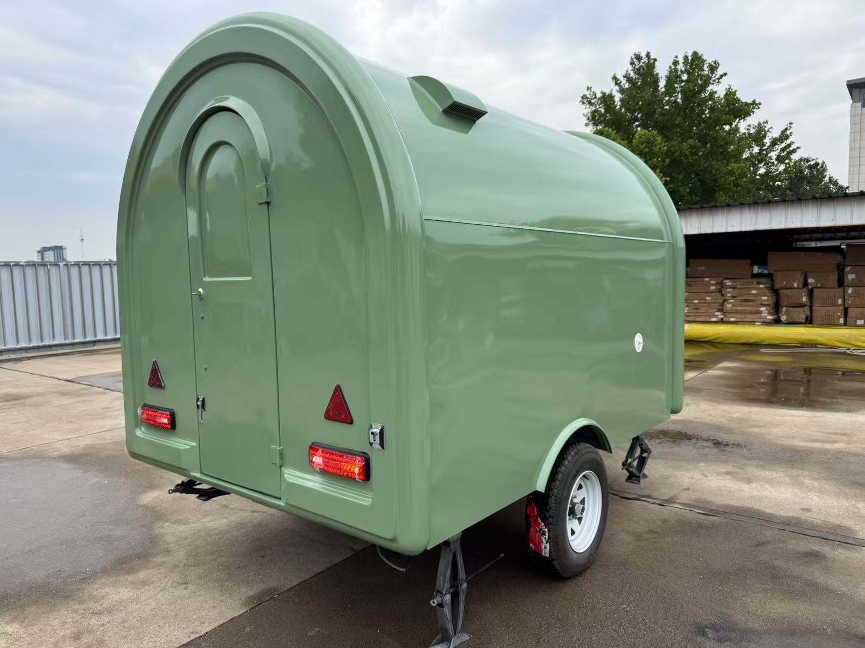 Fresh green trailer-mounted food truck, mobile catering stall truck, outdoor business mobile store