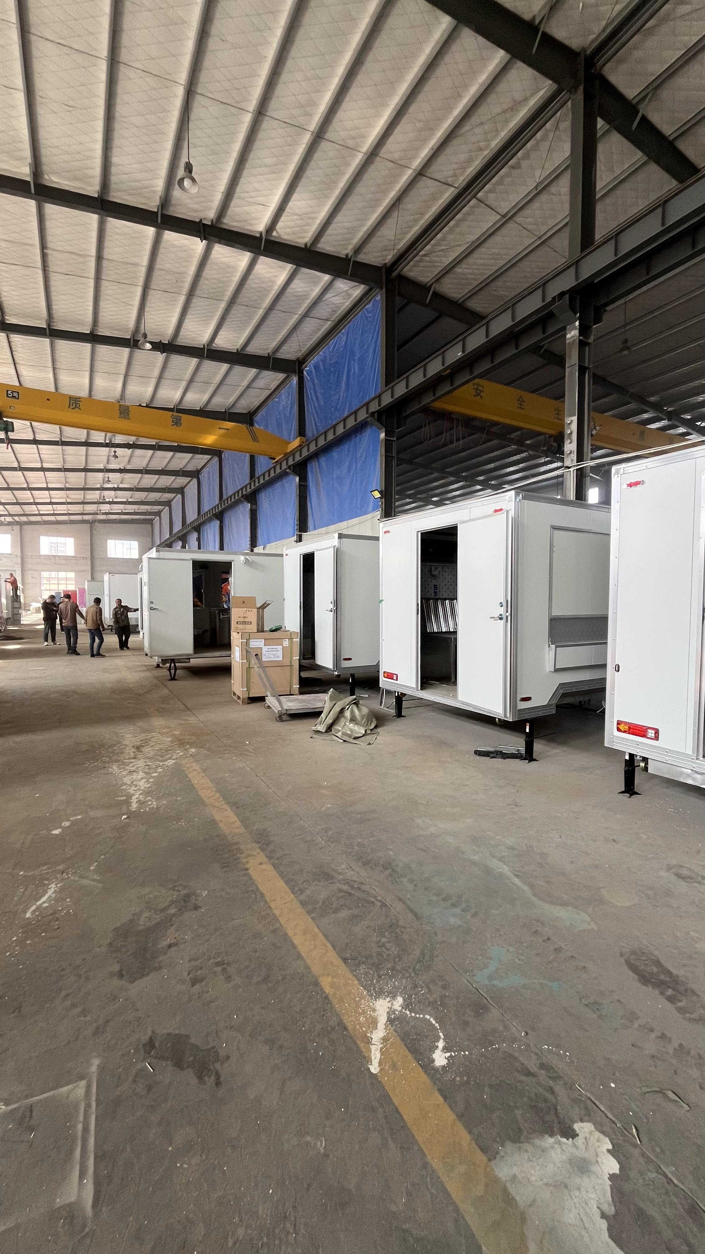 Outdoor mobile food trucks, commercial mobile food vending vehicles, can expand the operation of food trucks