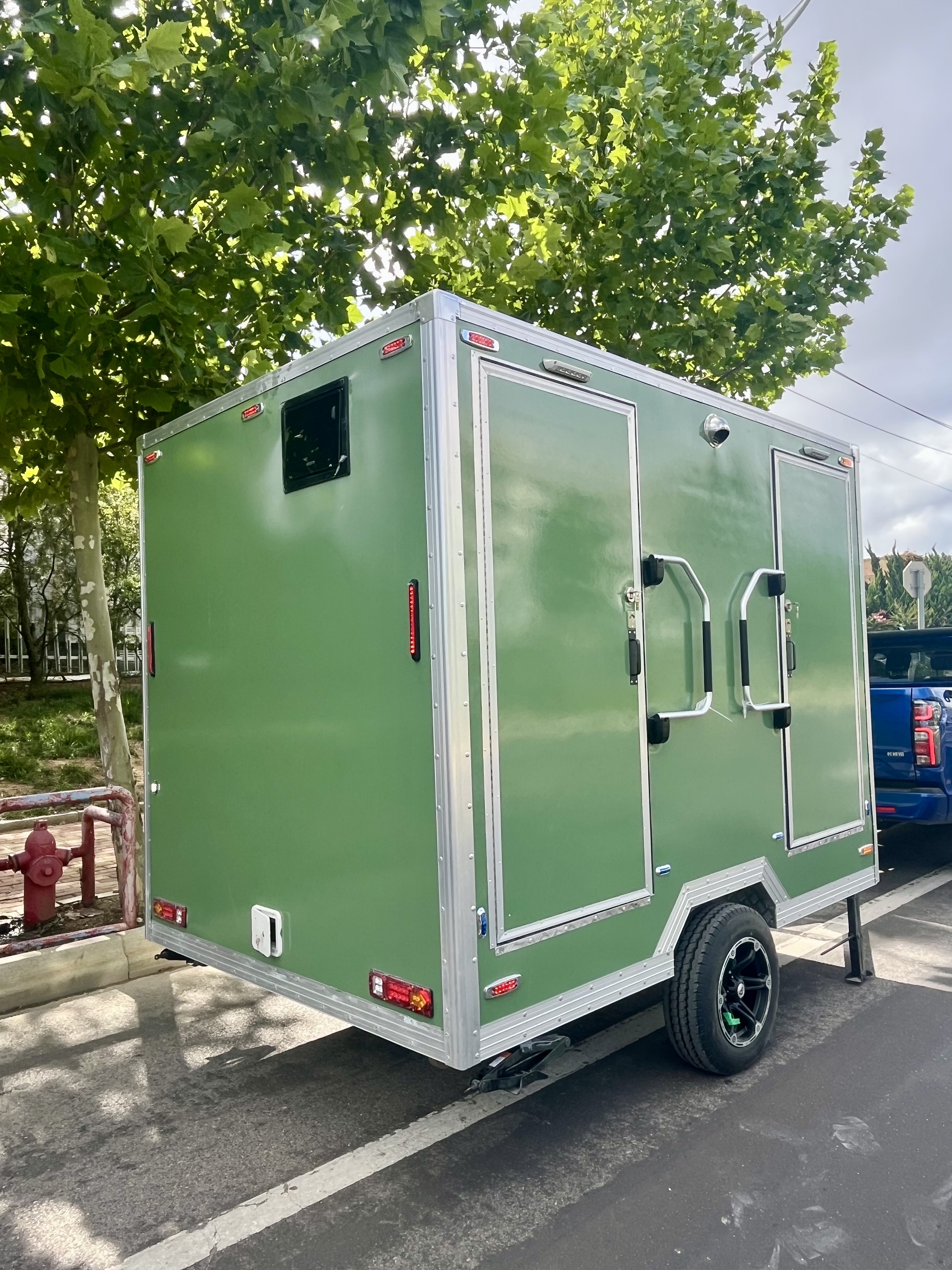 Outdoor mobile toilet trailer green double room, ready to use immediately, super convenient