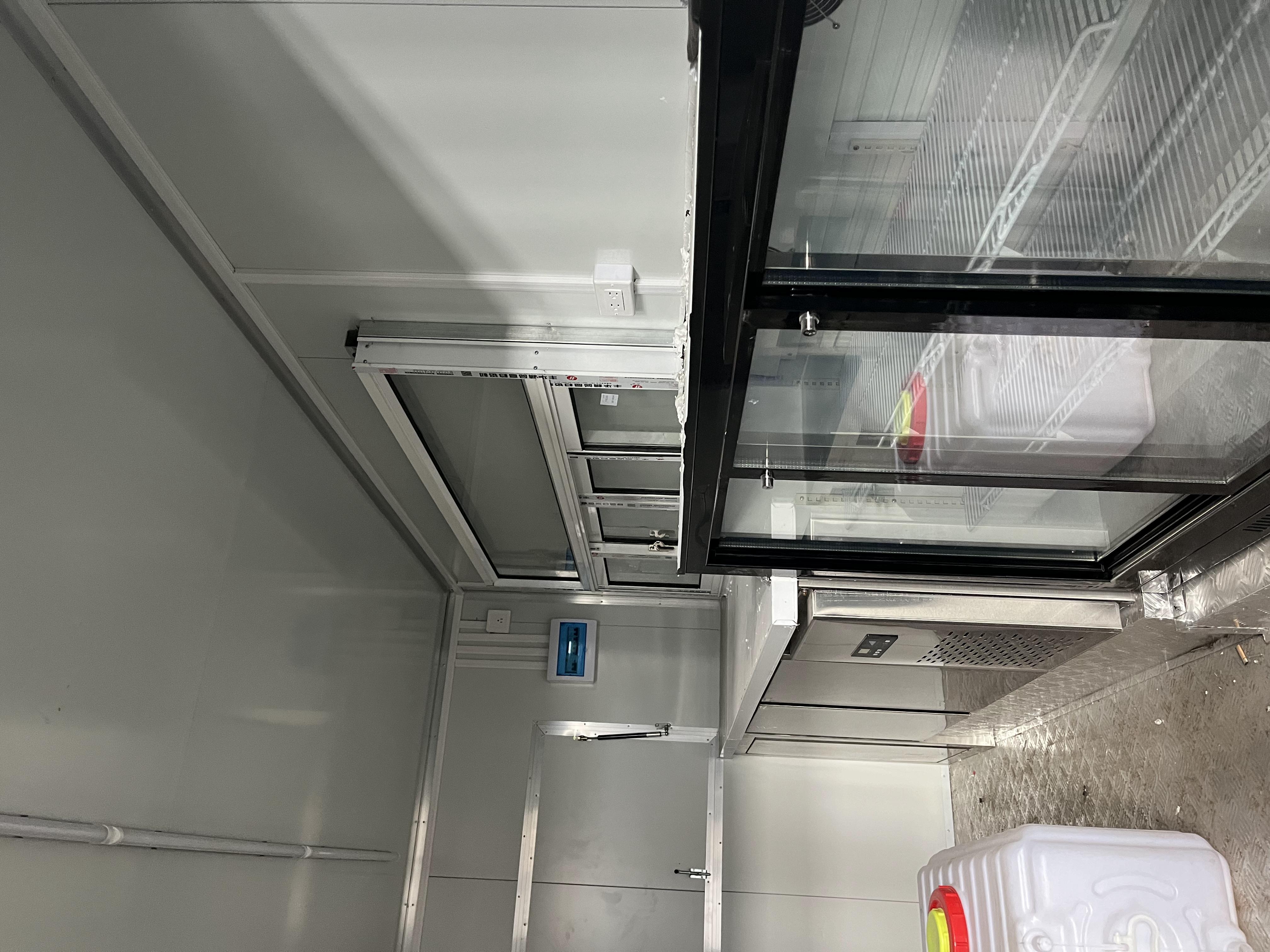 Outdoor mobile food trucks, commercial mobile food vending vehicles, can expand the operation of food trucks