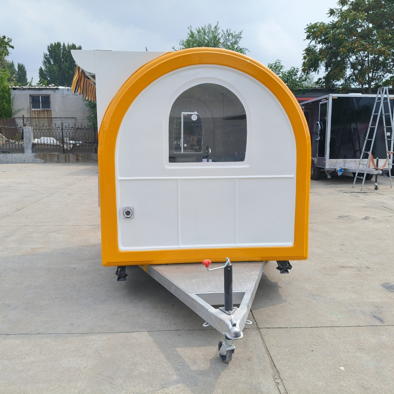 The yellow and white color scheme fashionable food truck is a mobile catering business start-up equipment and a convenient mobile vending cart