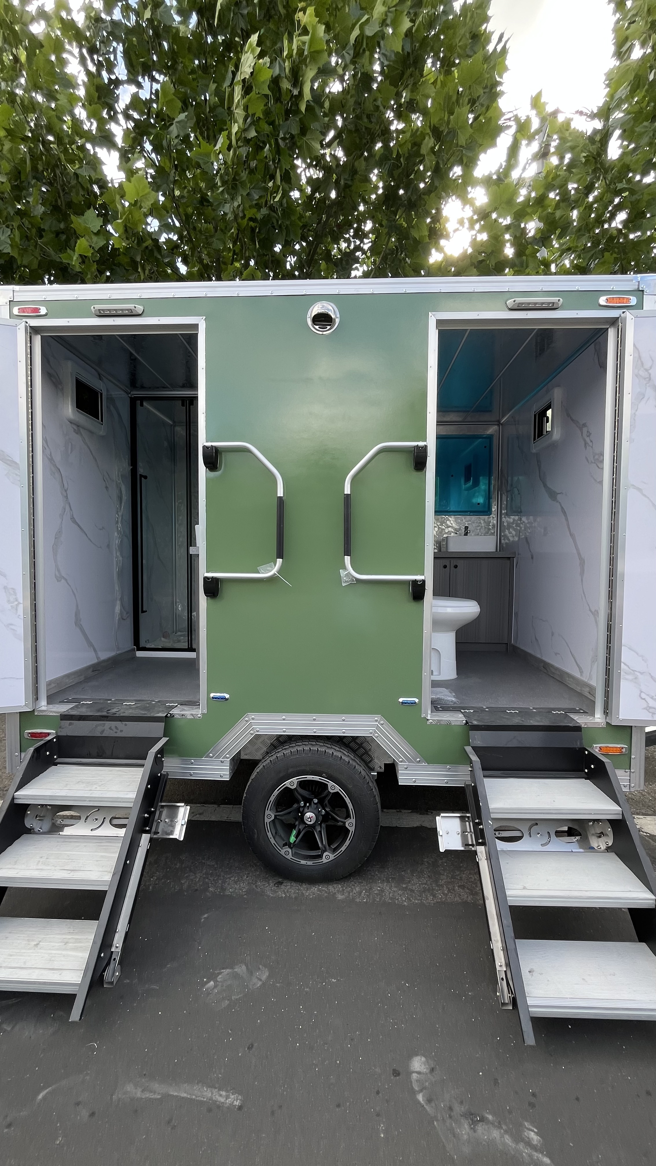 Outdoor mobile toilet trailer green double room, ready to use immediately, super convenient